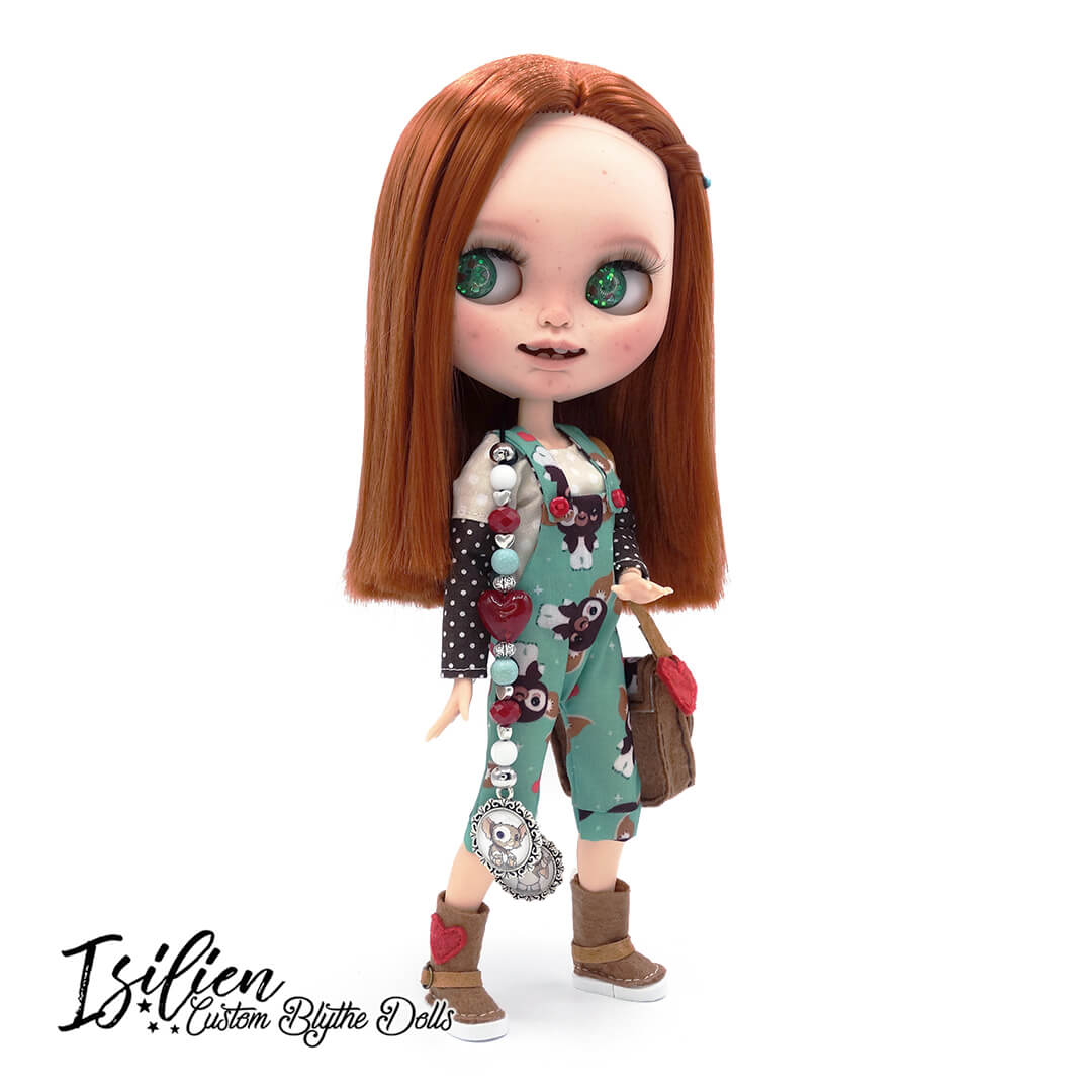 Greta, red-haired Blythe doll, with smiling face, dimples, teeth, freckles and gizmo outfit
