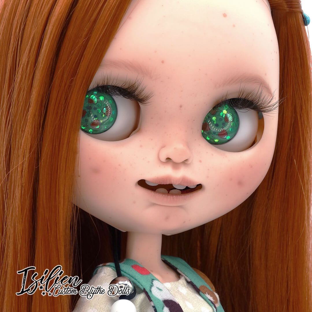 Greta, red-haired Blythe doll, with smiling face, dimples, teeth, freckles and gizmo outfit