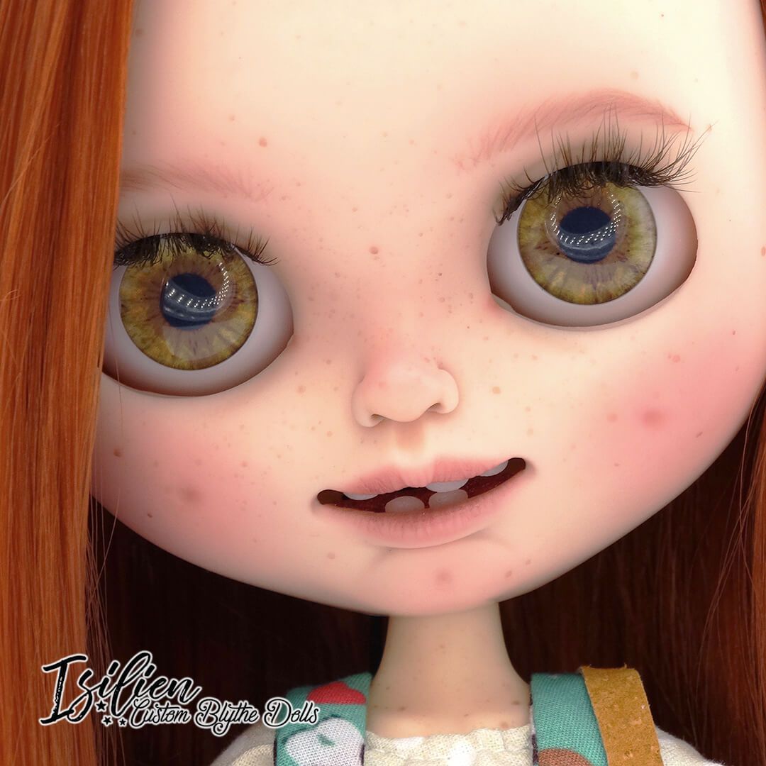 Greta, red-haired Blythe doll, with smiling face, dimples, teeth, freckles and gizmo outfit