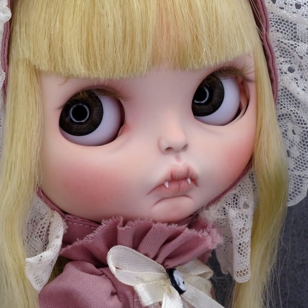 Crystalline, muñeca Blythe custom vampiro (base original Takara Charming Crystalline), de estilo vintage.