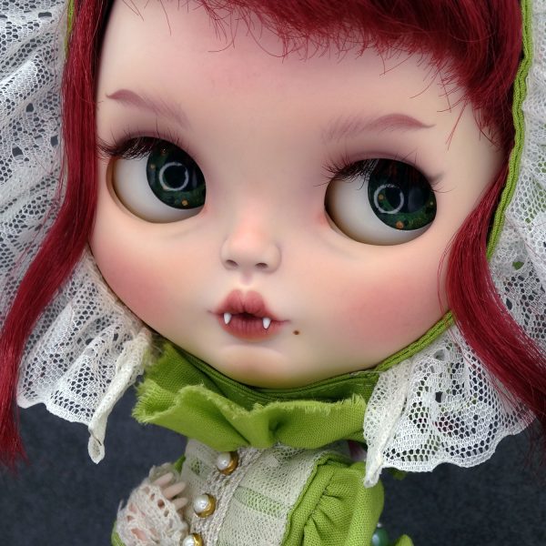 Natasha, muñeca Blythe custom vampiro (base original Takara Natasha Moore), de estilo vintage.