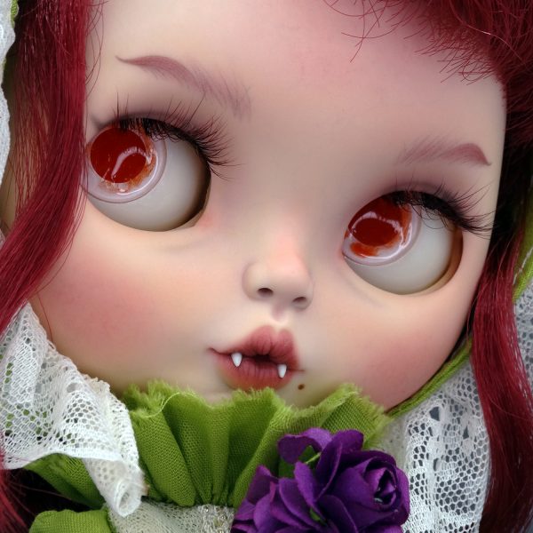 Natasha, muñeca Blythe custom vampiro (base original Takara Natasha Moore), de estilo vintage.