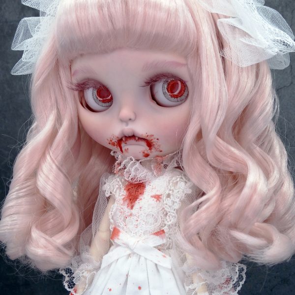 Eleanor, muñeca Blythe custom vampiro con boca, las manos y el vestido, manchados de sangre. De estilo vintage