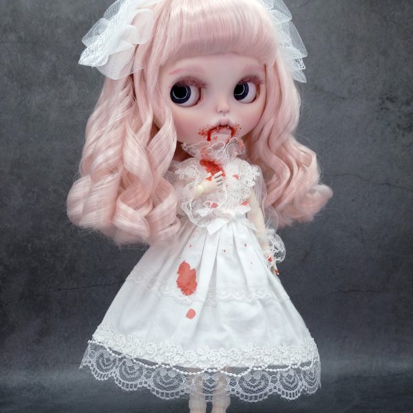 Eleanor, muñeca Blythe custom vampiro con boca, las manos y el vestido, manchados de sangre. De estilo vintage