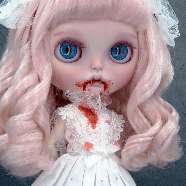 Eleanor, muñeca Blythe custom vampiro con boca, las manos y el vestido, manchados de sangre. De estilo vintage