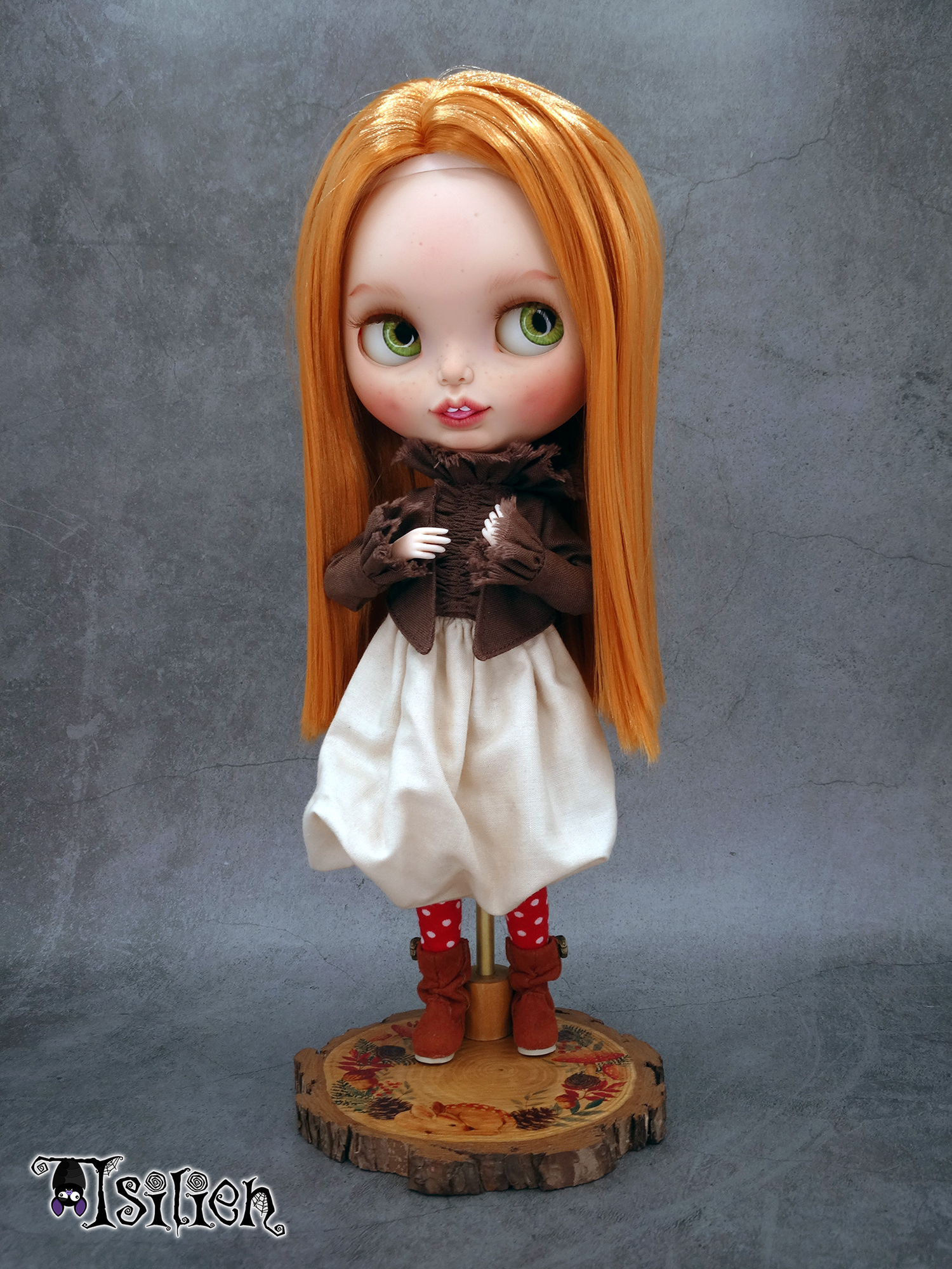 Peana de madera para muñecas Blythe (y muñecas similares, escala 1/6), de inspiración otoñal. Con motivo de cervatillo.