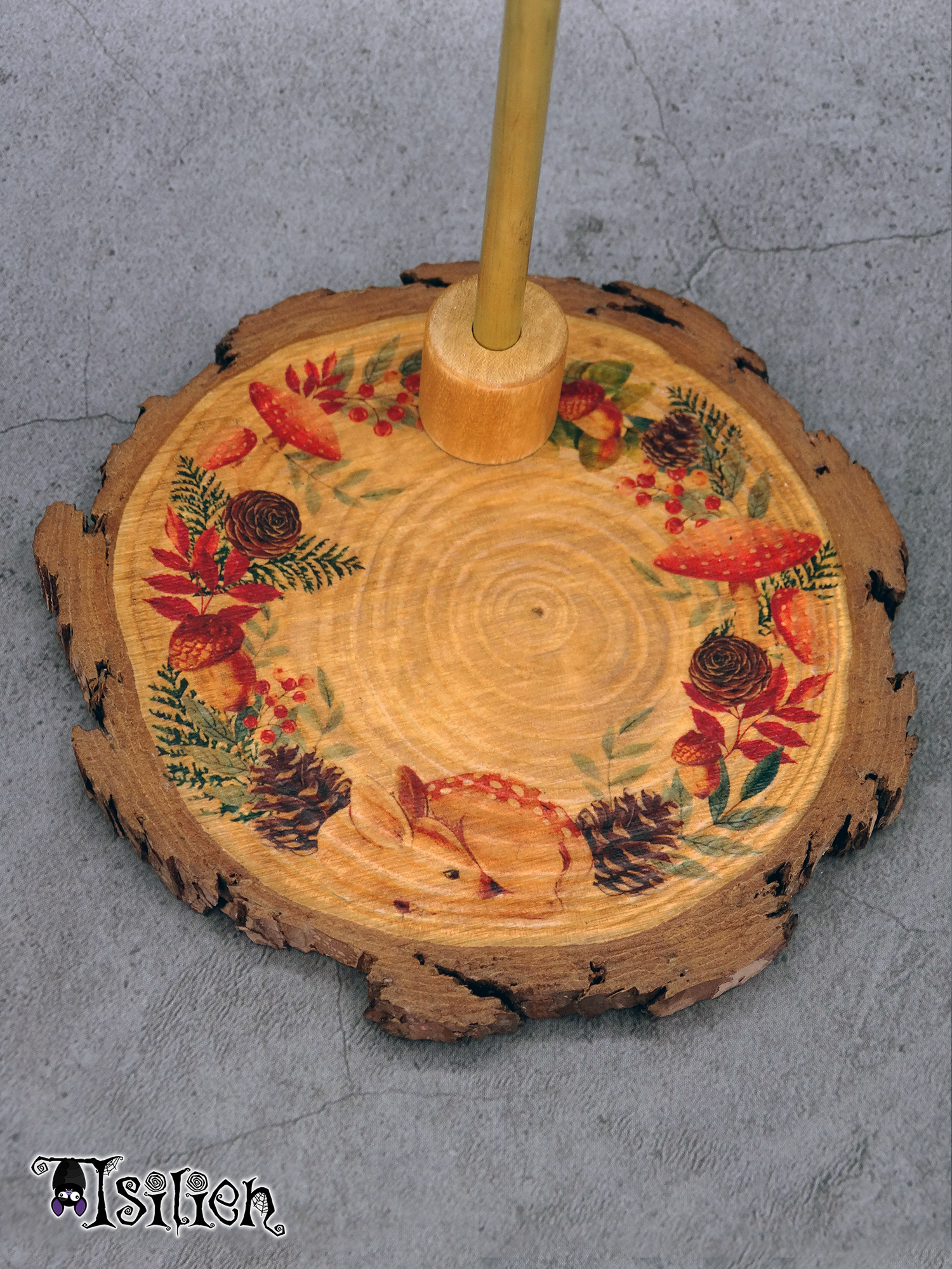 Peana de madera para muñecas Blythe (y muñecas similares, escala 1/6), de inspiración otoñal. Con motivo de cervatillo.
