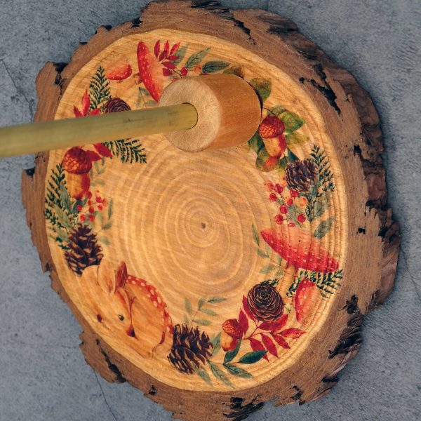 Peana de madera para muñecas Blythe (y muñecas similares, escala 1/6), de inspiración otoñal. Con motivo de cervatillo.