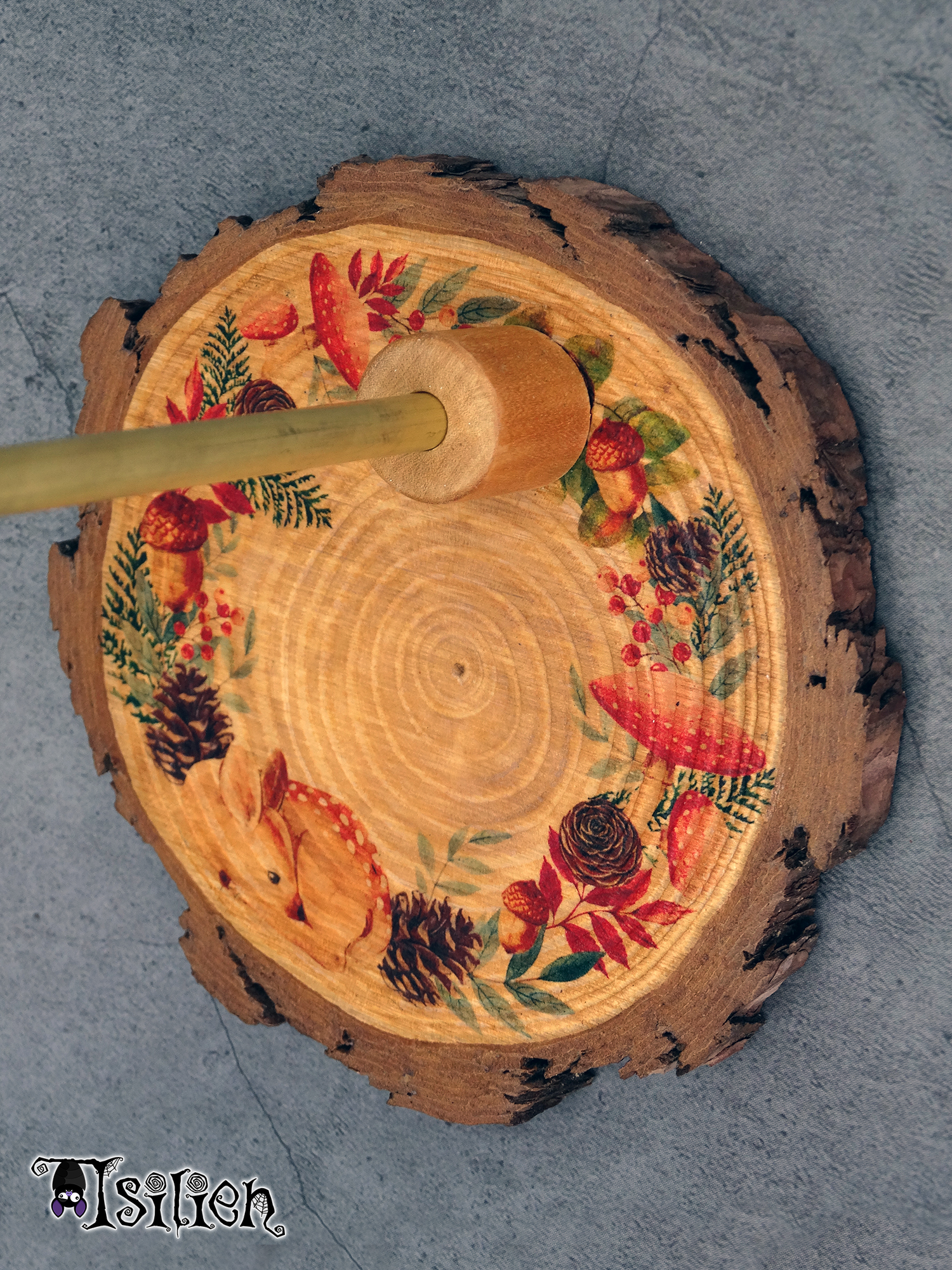 Peana de madera para muñecas Blythe (y muñecas similares, escala 1/6), de inspiración otoñal. Con motivo de cervatillo.