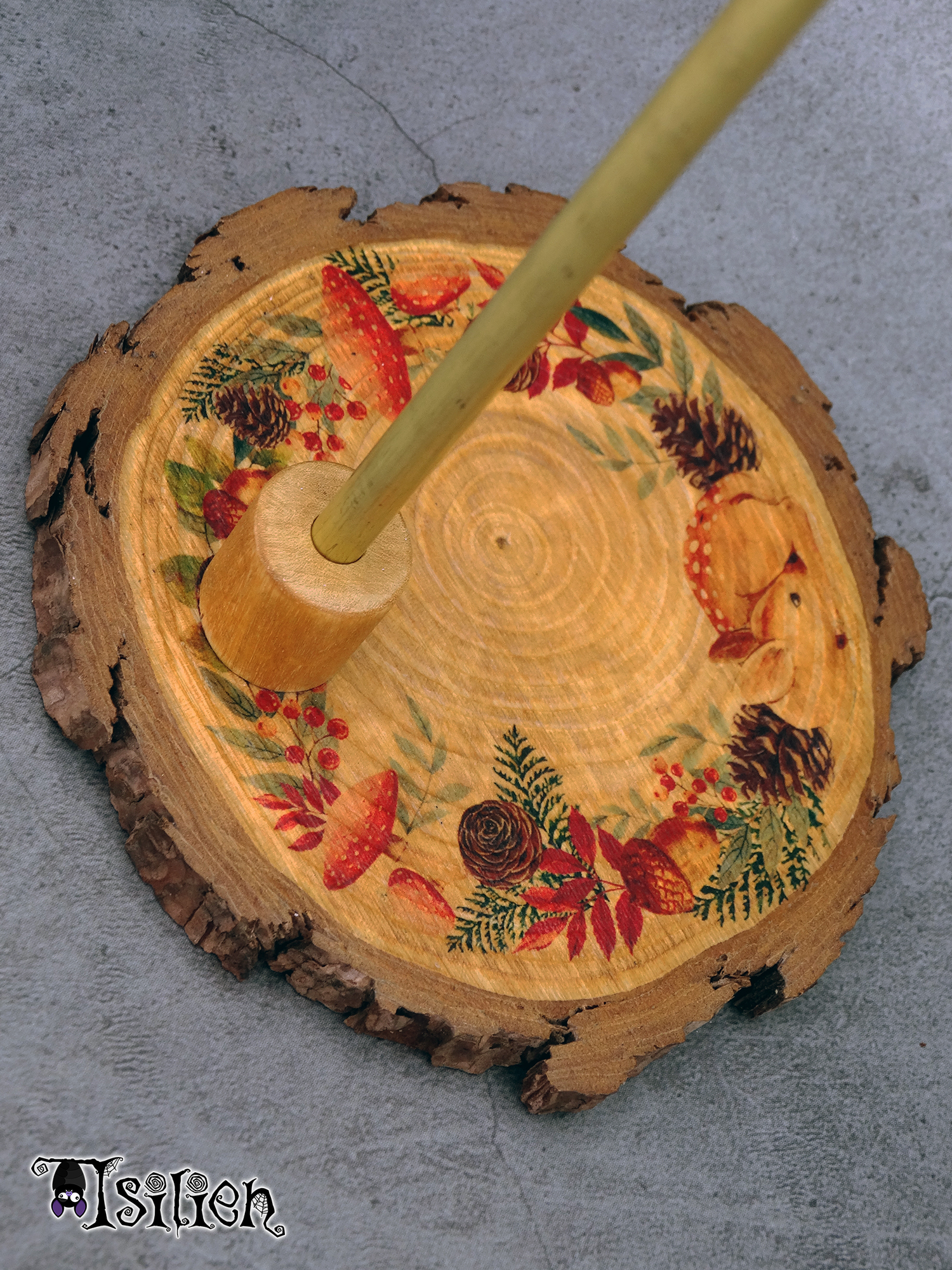 Peana de madera para muñecas Blythe (y muñecas similares, escala 1/6), de inspiración otoñal. Con motivo de cervatillo.