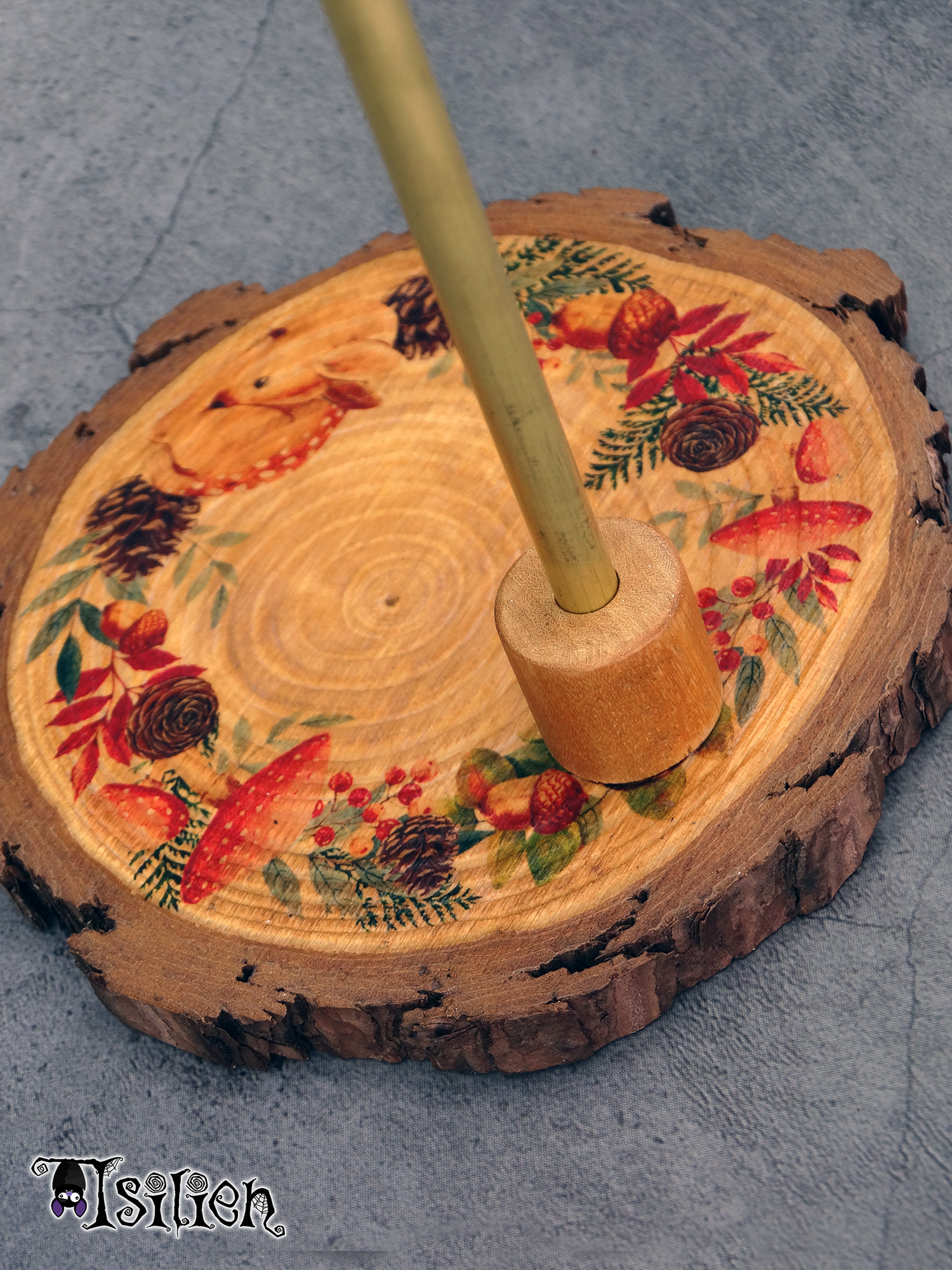 Peana de madera para muñecas Blythe (y muñecas similares, escala 1/6), de inspiración otoñal. Con motivo de cervatillo.