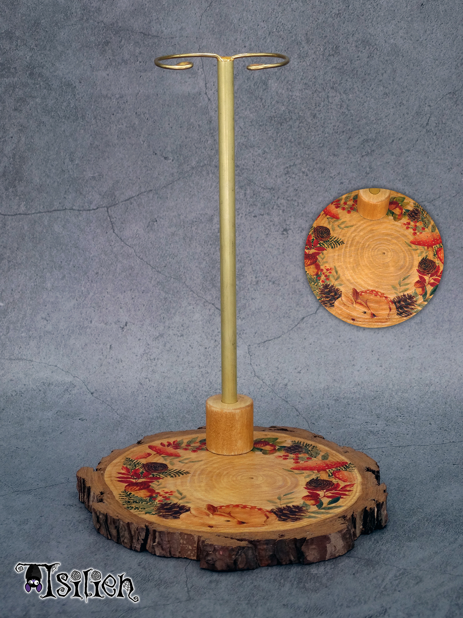 Peana de madera para muñecas Blythe (y muñecas similares, escala 1/6), de inspiración otoñal. Con motivo de cervatillo.