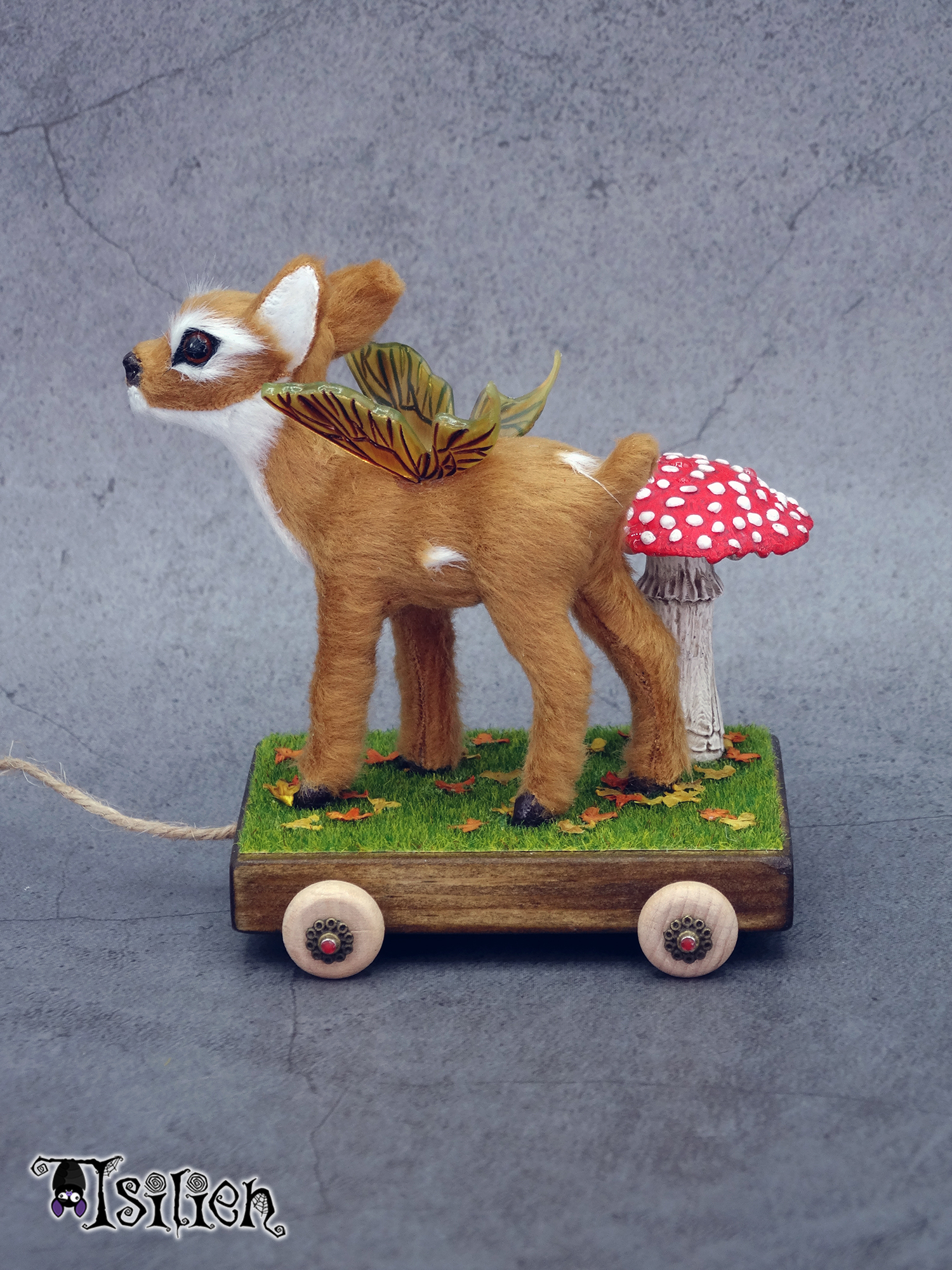 Pull toy winged fawn for Blythe dolls and similar (1:6 scale), with autumn inspiration. Wooden cart, with functional wheels.