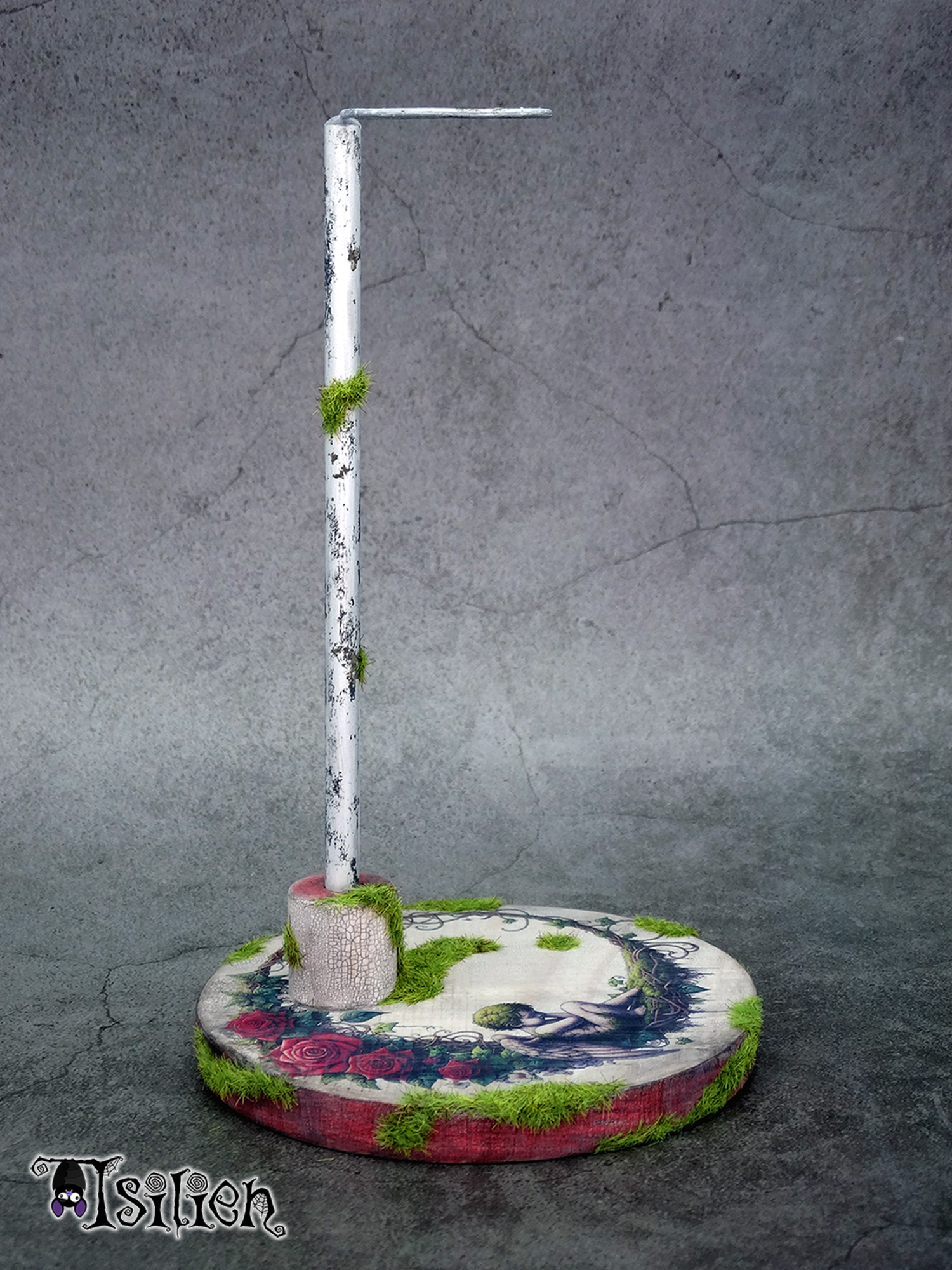 Peana de madera para muñecas Blythe (y muñecas similares, escala 1/6), con motivo de estatua de ángel y enredadera de rosas. Con efecto envejecido y hierba.