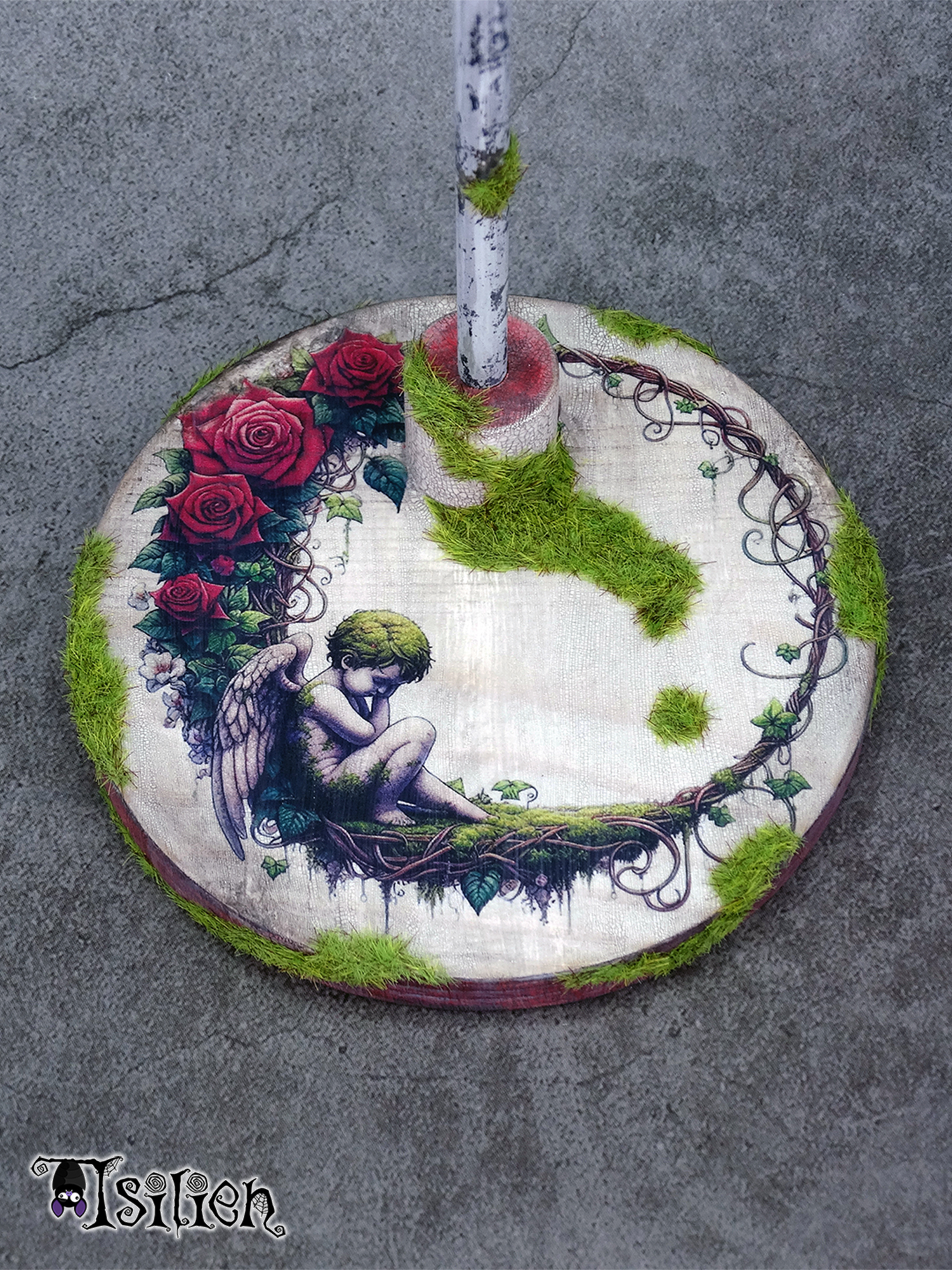 Peana de madera para muñecas Blythe (y muñecas similares, escala 1/6), con motivo de estatua de ángel y enredadera de rosas. Con efecto envejecido y hierba.