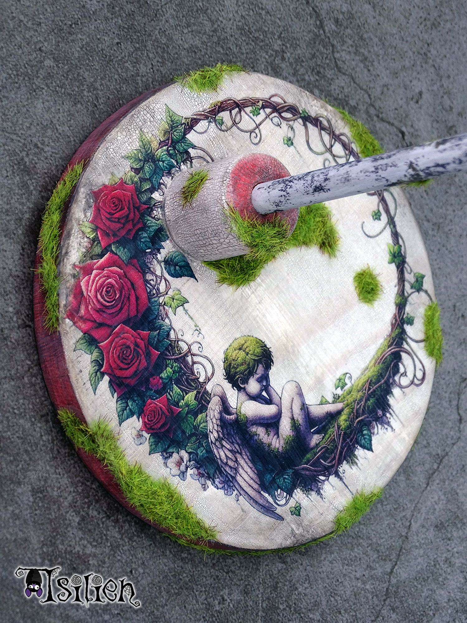 Peana de madera para muñecas Blythe (y muñecas similares, escala 1/6), con motivo de estatua de ángel y enredadera de rosas. Con efecto envejecido y hierba.