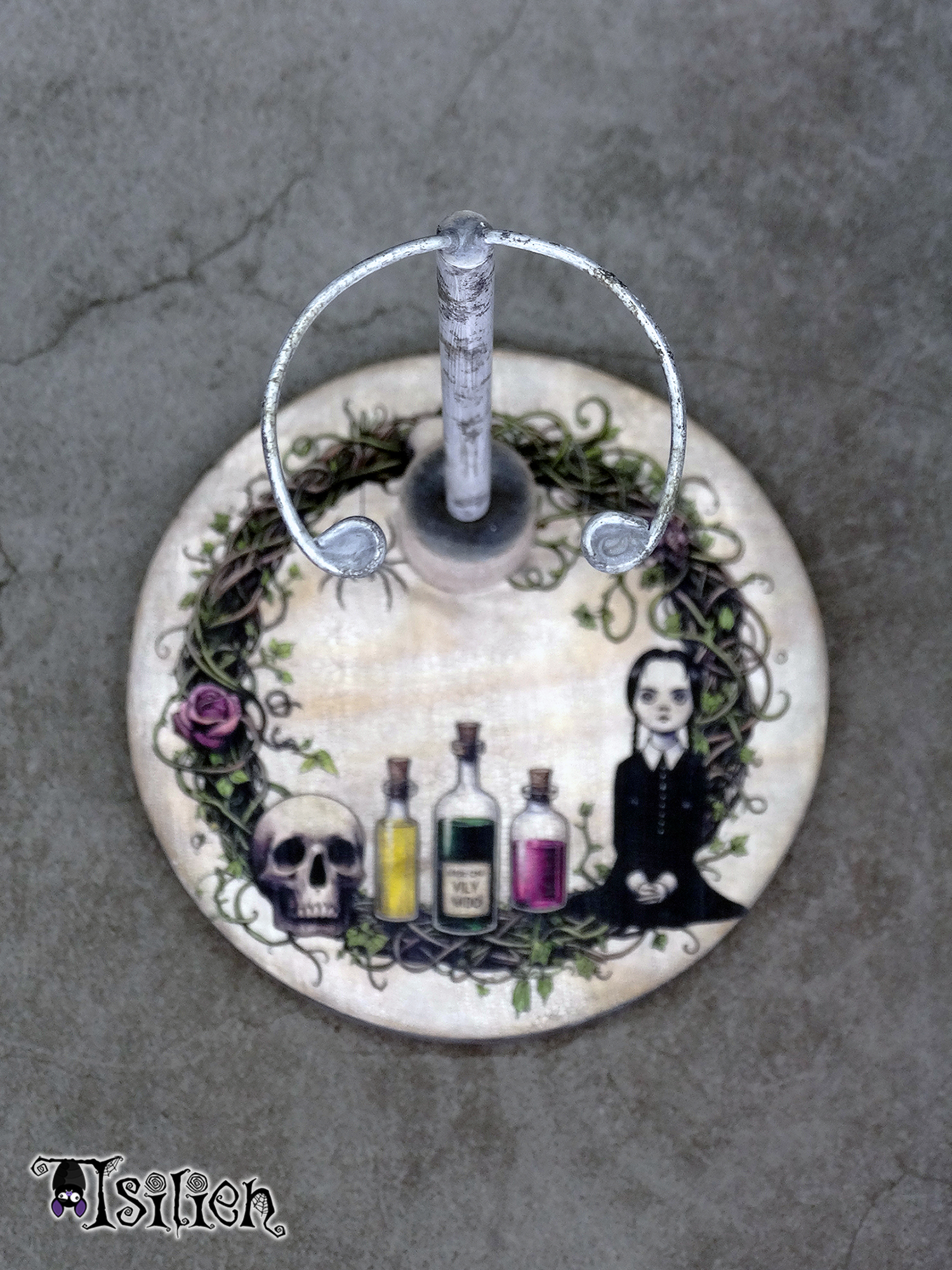Peana de madera para muñecas Blythe (y muñecas similares, escala 1/6), inspirada en el personaje de Miércoles Addams. Gótica. Con efecto envejecido.