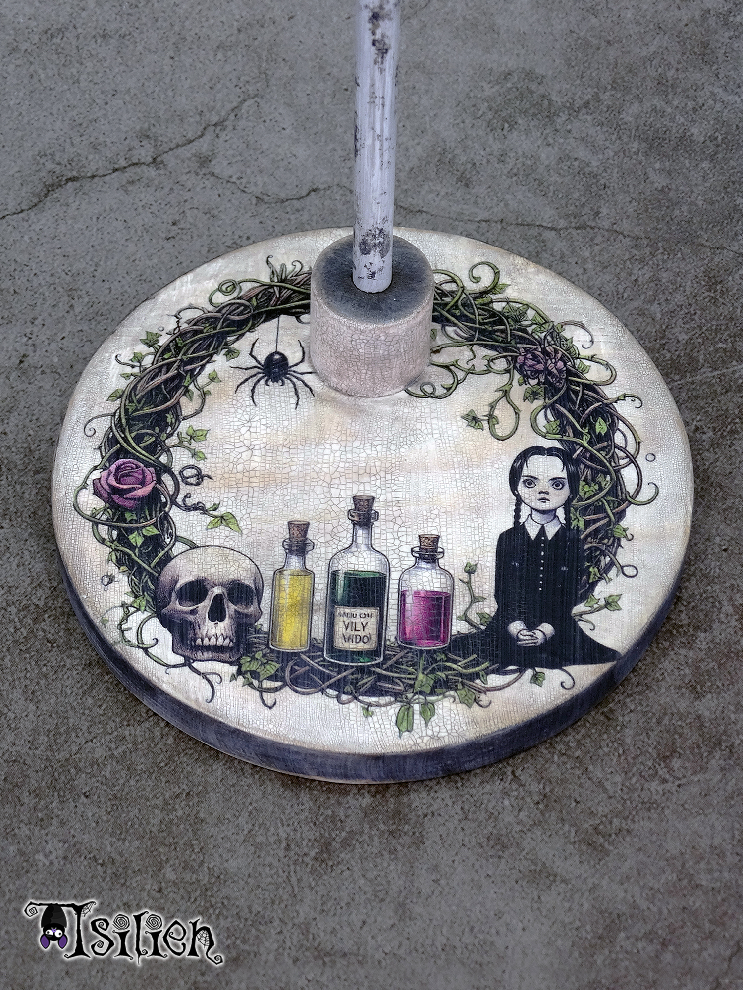 Peana de madera para muñecas Blythe (y muñecas similares, escala 1/6), inspirada en el personaje de Miércoles Addams. Gótica. Con efecto envejecido.