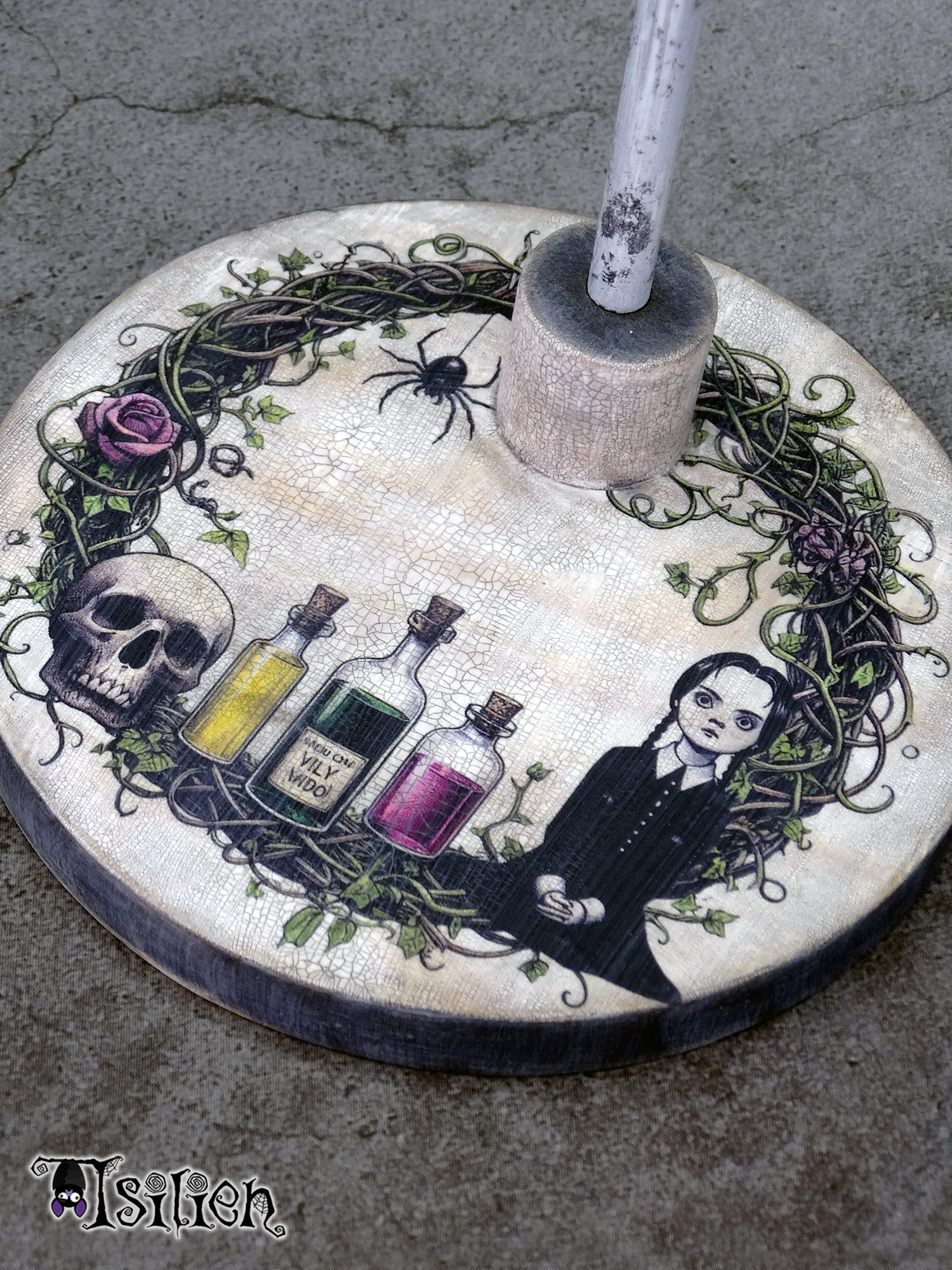 Peana de madera para muñecas Blythe (y muñecas similares, escala 1/6), inspirada en el personaje de Miércoles Addams. Gótica. Con efecto envejecido.