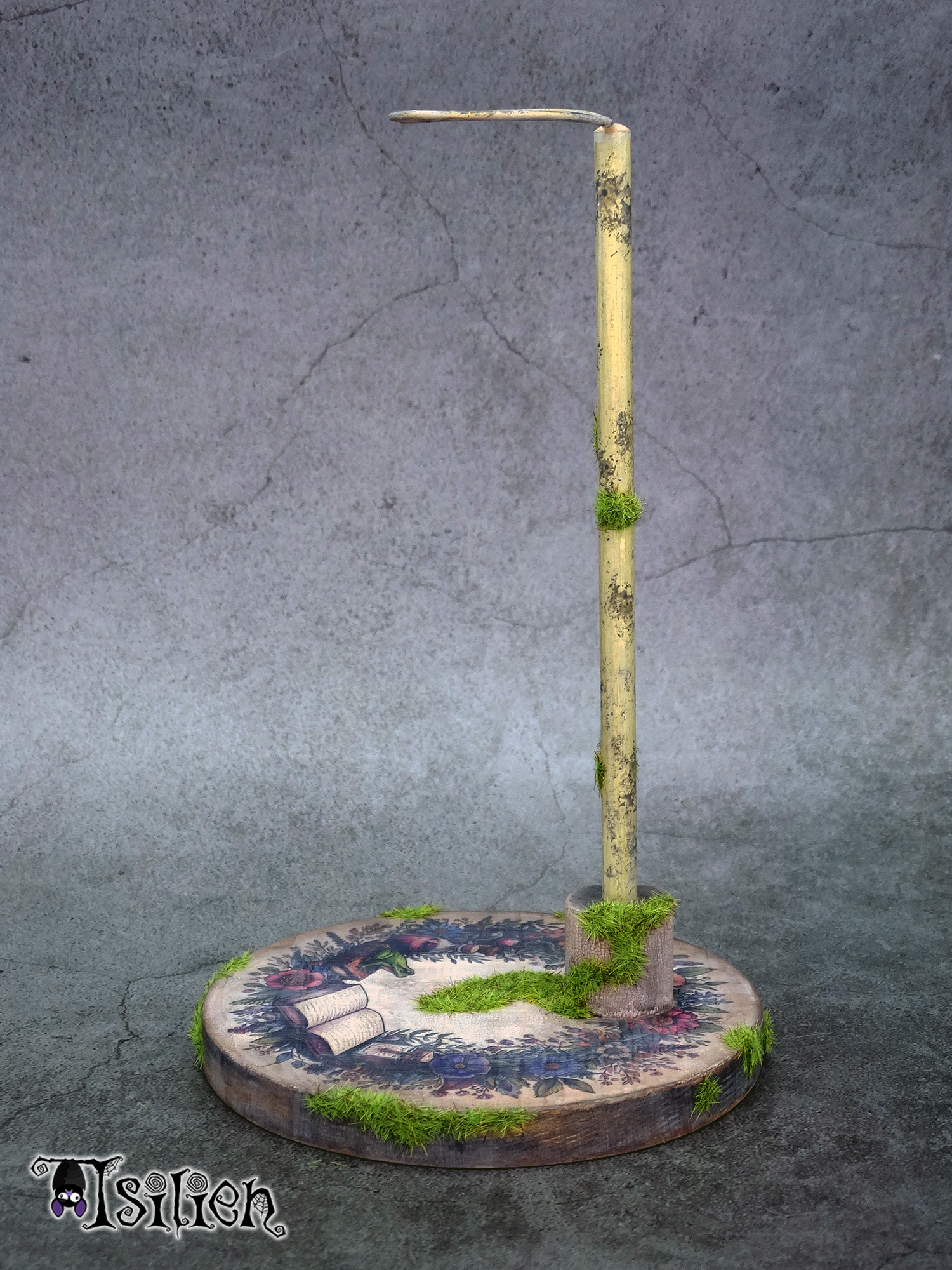 Peana de madera para muñecas Blythe (y muñecas similares, escala 1/6), inspirada en las brujas Wicca. Con efecto envejecido y hierba.