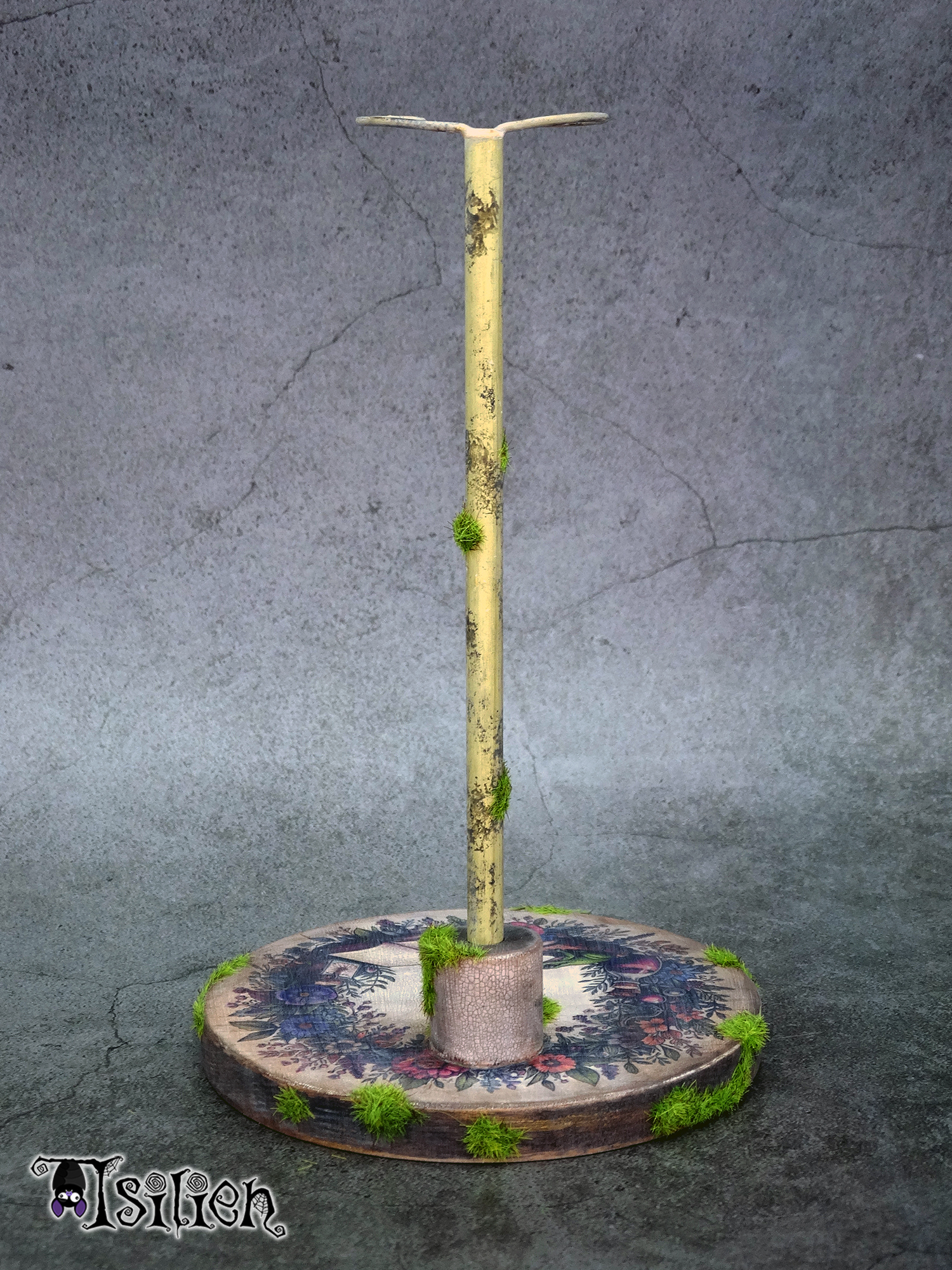 Peana de madera para muñecas Blythe (y muñecas similares, escala 1/6), inspirada en las brujas Wicca. Con efecto envejecido y hierba.