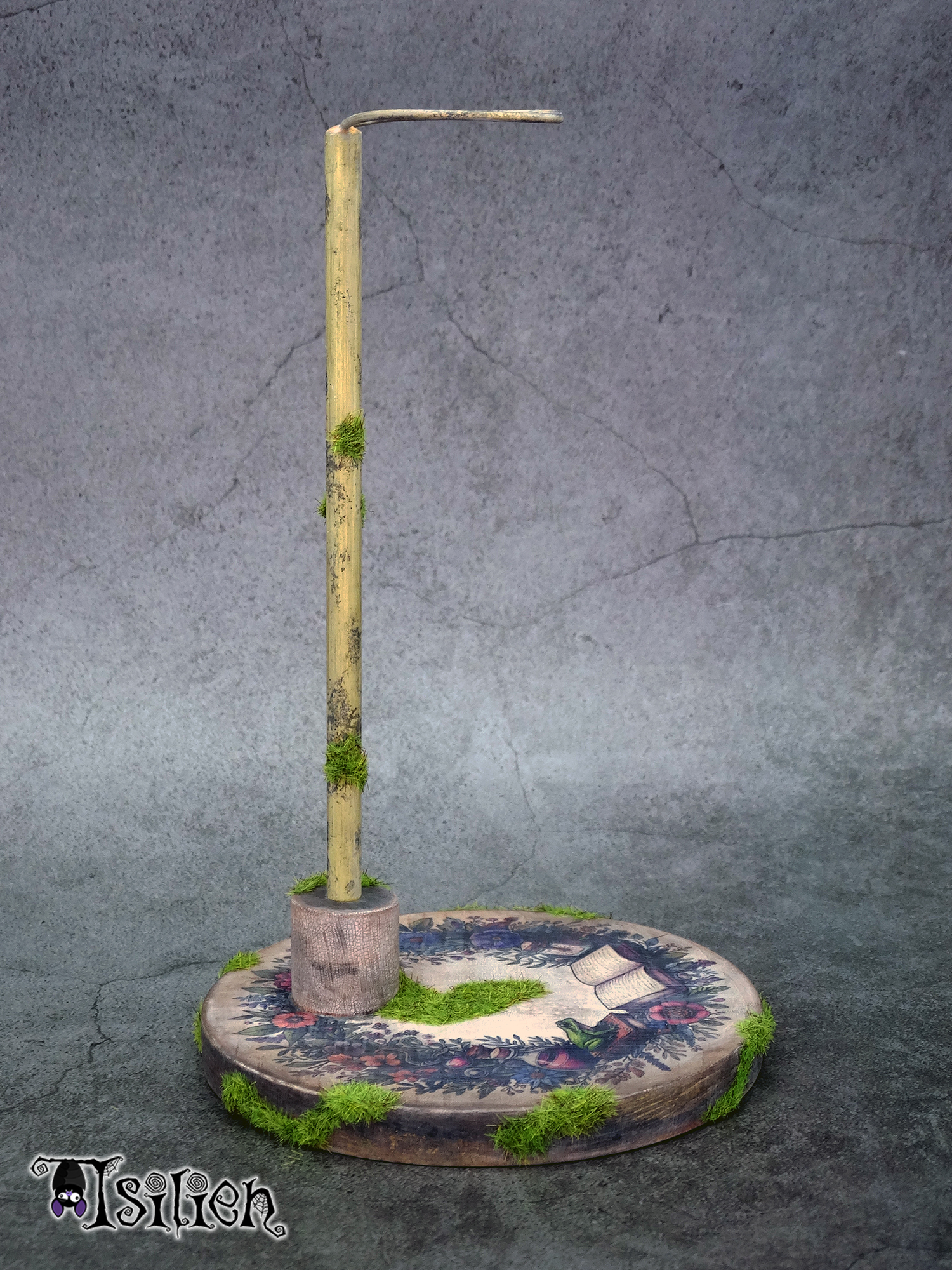 Peana de madera para muñecas Blythe (y muñecas similares, escala 1/6), inspirada en las brujas Wicca. Con efecto envejecido y hierba.