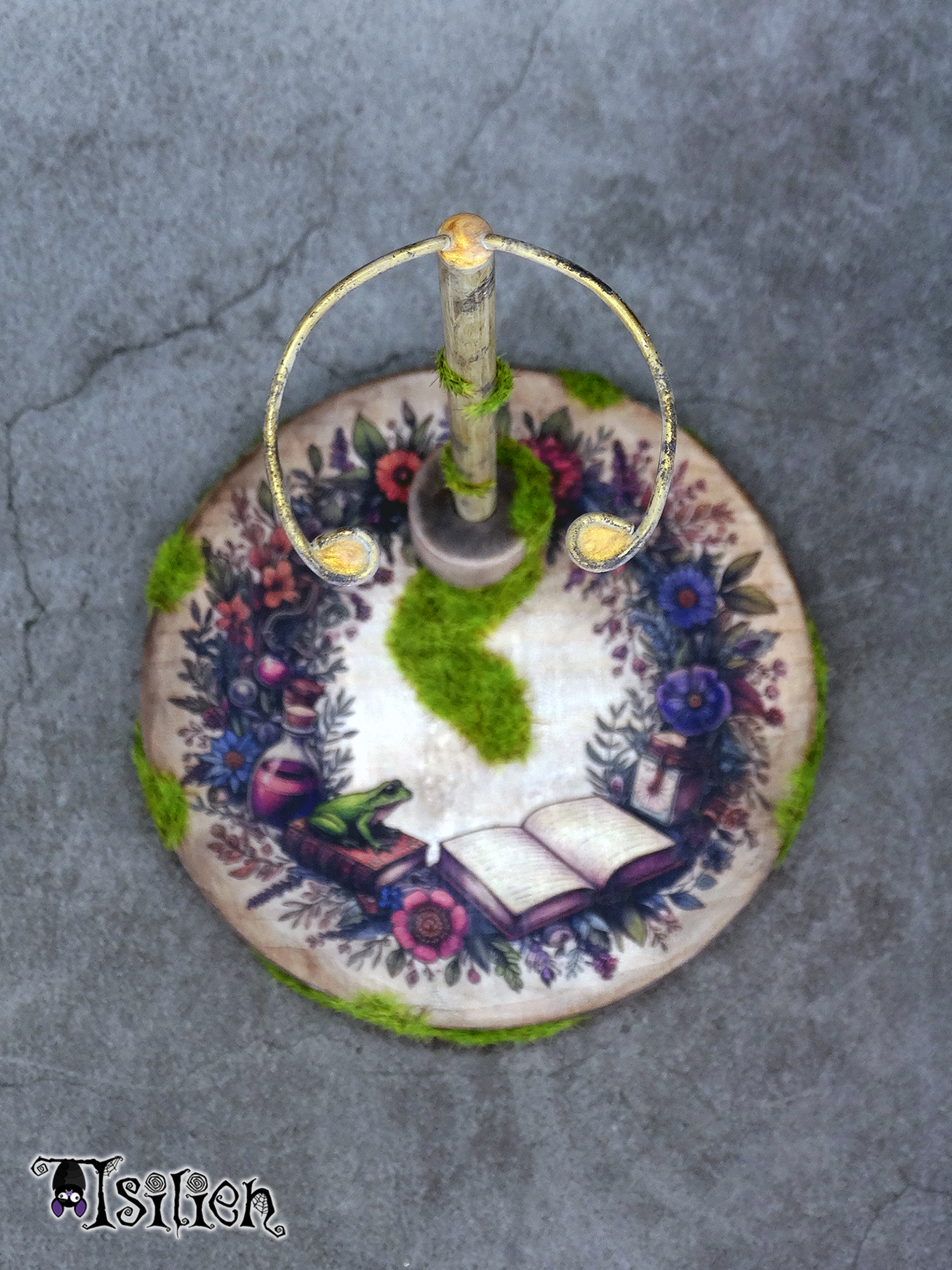 Peana de madera para muñecas Blythe (y muñecas similares, escala 1/6), inspirada en las brujas Wicca. Con efecto envejecido y hierba.