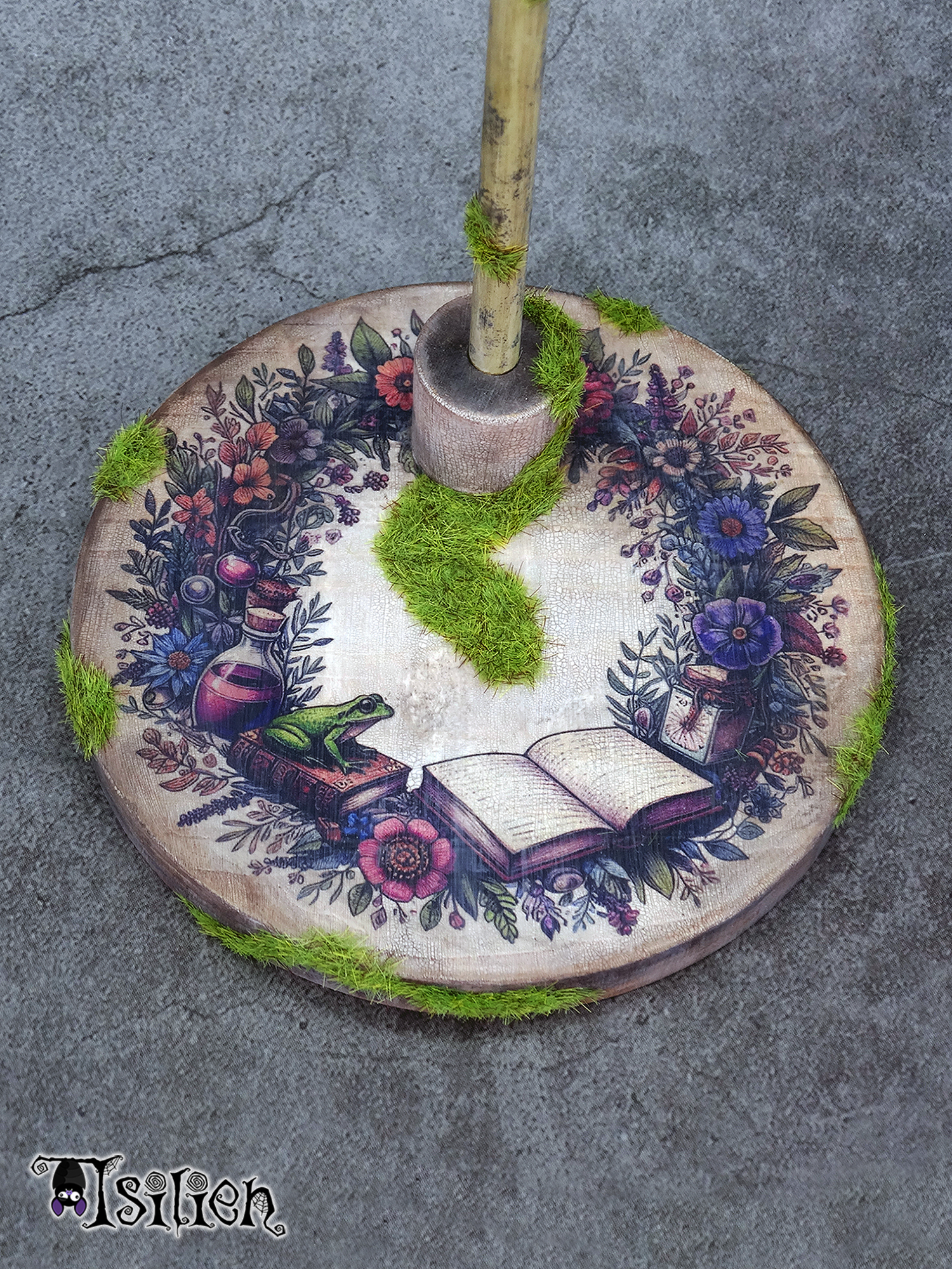 Peana de madera para muñecas Blythe (y muñecas similares, escala 1/6), inspirada en las brujas Wicca. Con efecto envejecido y hierba.