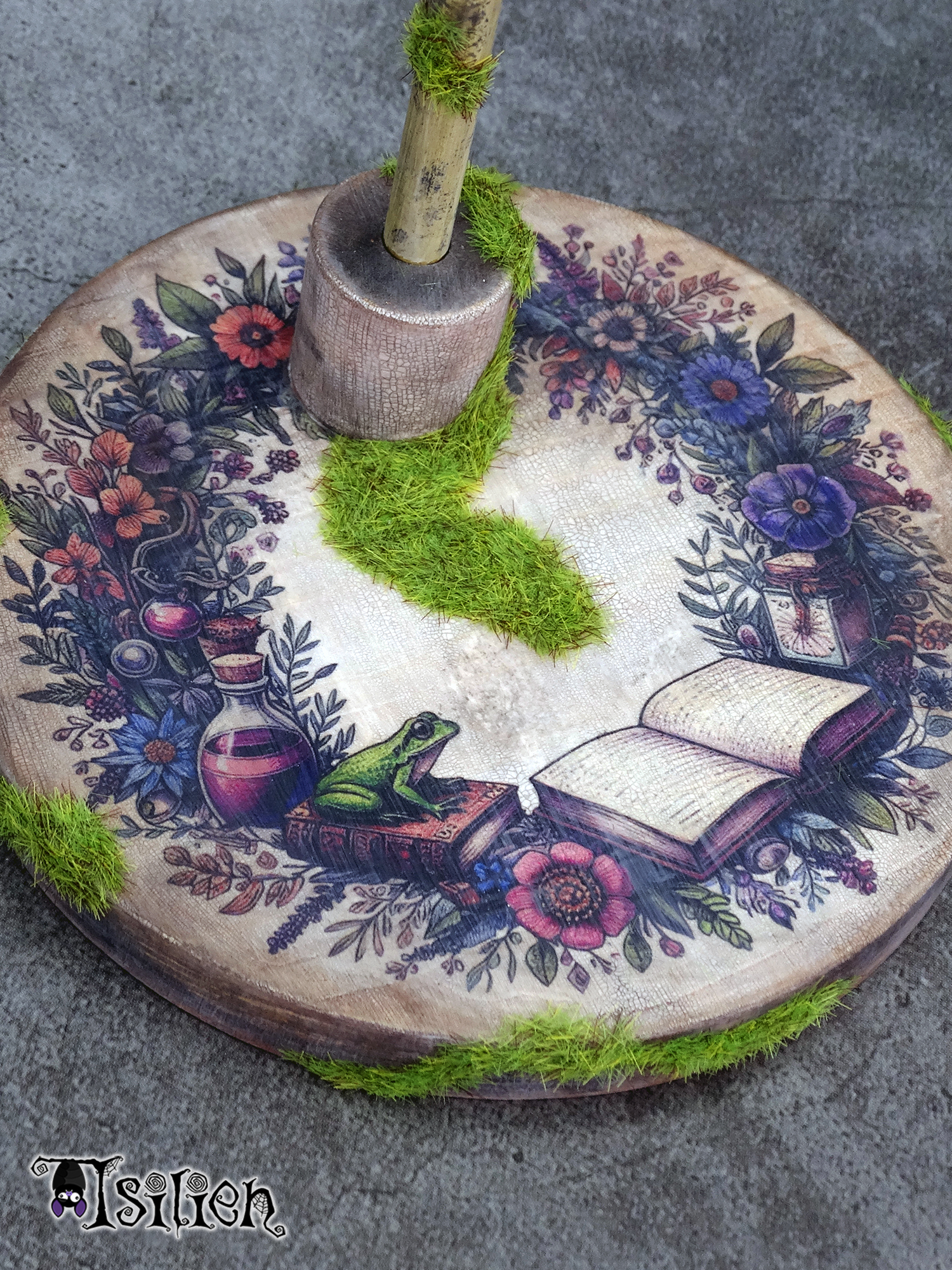 Peana de madera para muñecas Blythe (y muñecas similares, escala 1/6), inspirada en las brujas Wicca. Con efecto envejecido y hierba.