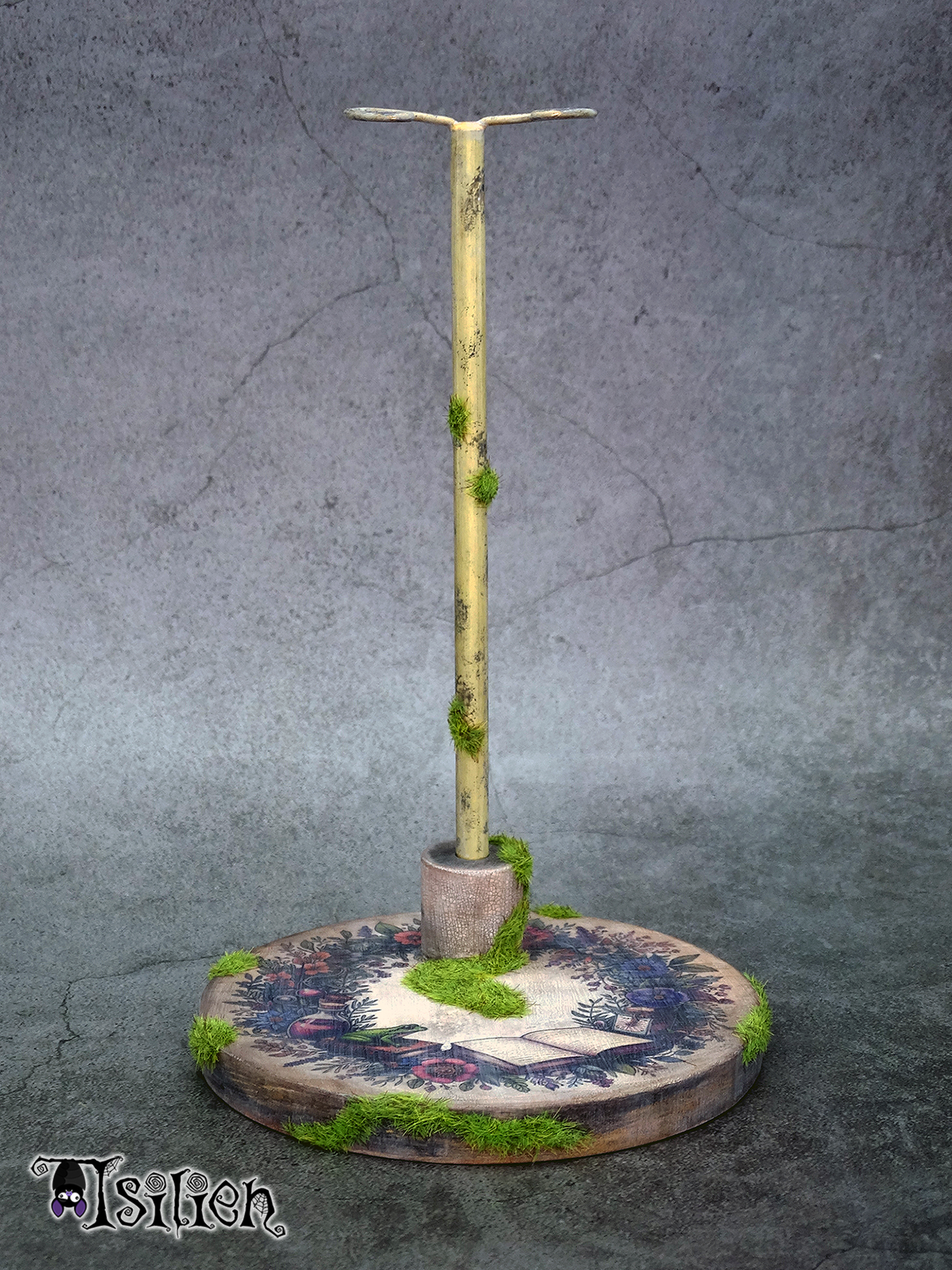 Peana de madera para muñecas Blythe (y muñecas similares, escala 1/6), inspirada en las brujas Wicca. Con efecto envejecido y hierba.