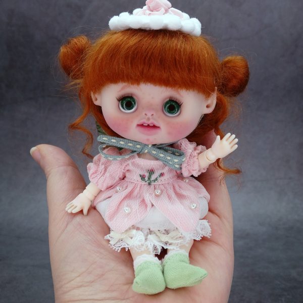 Flora, muñeca OOAK Ob11 hada y diorama-soporte con flores, hierba, luz y cúpula de cristal