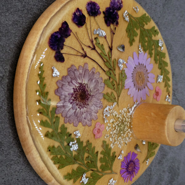 Peana de madera para muñecas Blythe (y muñecas similares, escala 1/6), con flores naturales y pan de "plata".