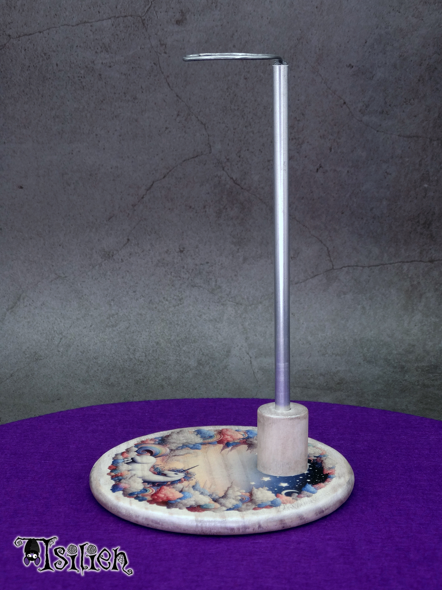 Peana de madera para muñecas Blythe (y muñecas similares, escala 1/6), con ilustración de unicornio entre nubes. Con efecto envejecido y plata metalizado.