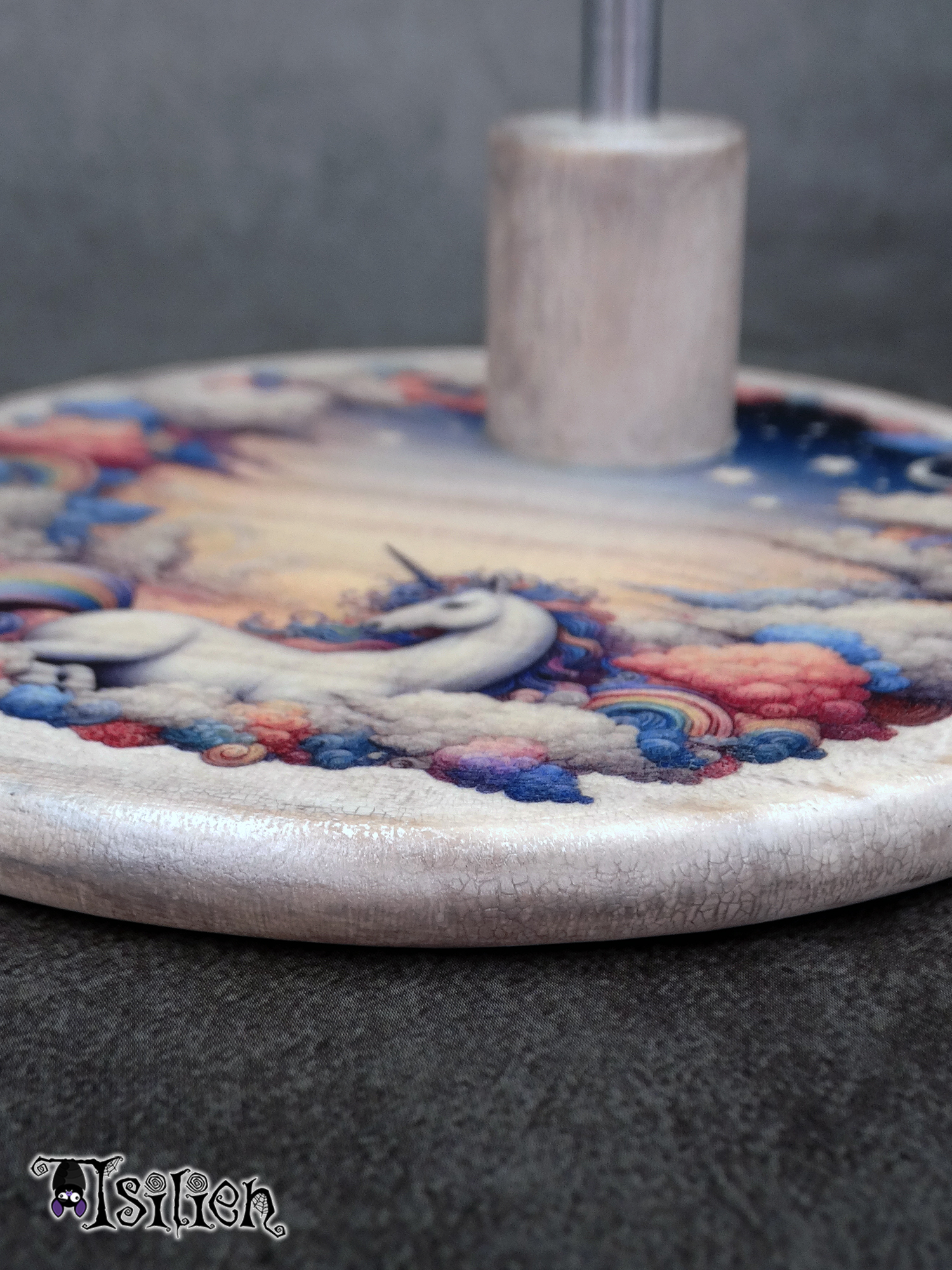 Peana de madera para muñecas Blythe (y muñecas similares, escala 1/6), con ilustración de unicornio entre nubes. Con efecto envejecido y plata metalizado.