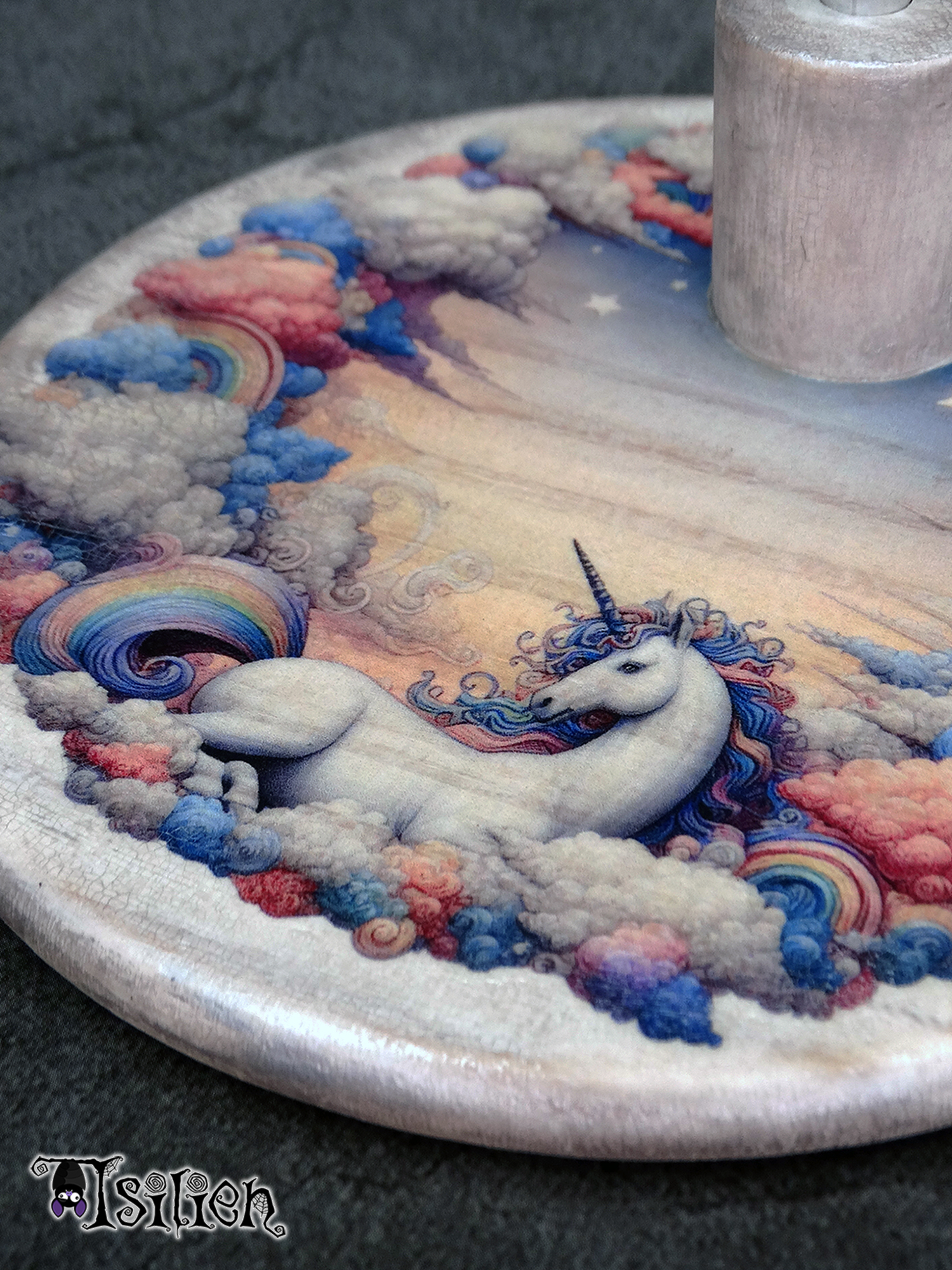 Peana de madera para muñecas Blythe (y muñecas similares, escala 1/6), con ilustración de unicornio entre nubes. Con efecto envejecido y plata metalizado.