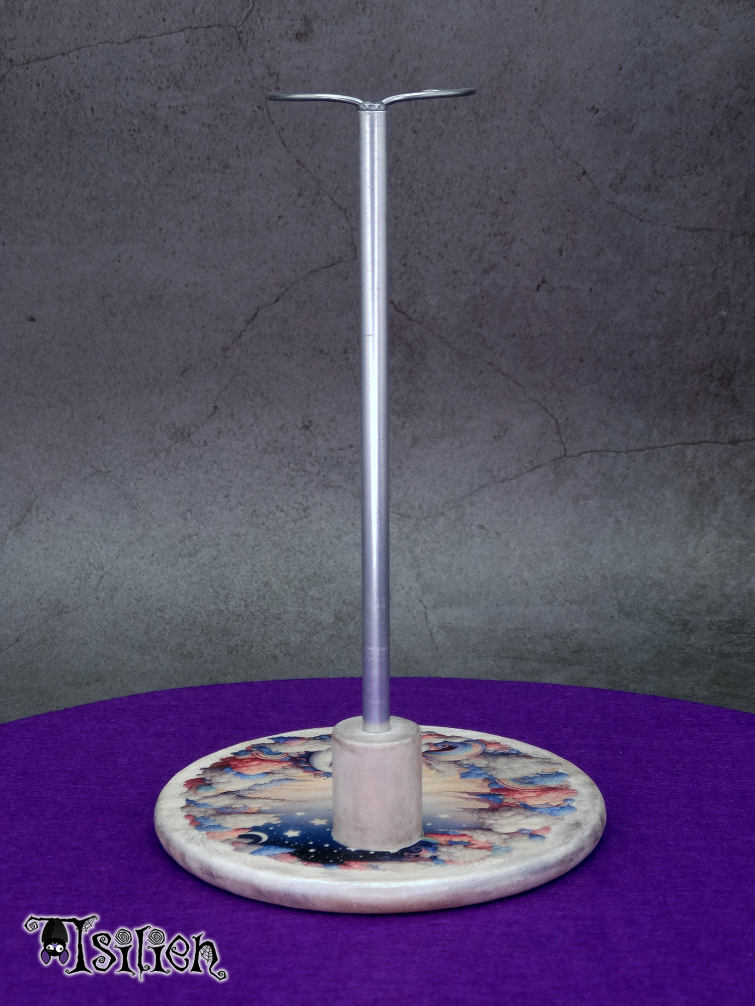 Peana de madera para muñecas Blythe (y muñecas similares, escala 1/6), con ilustración de unicornio entre nubes. Con efecto envejecido y plata metalizado.