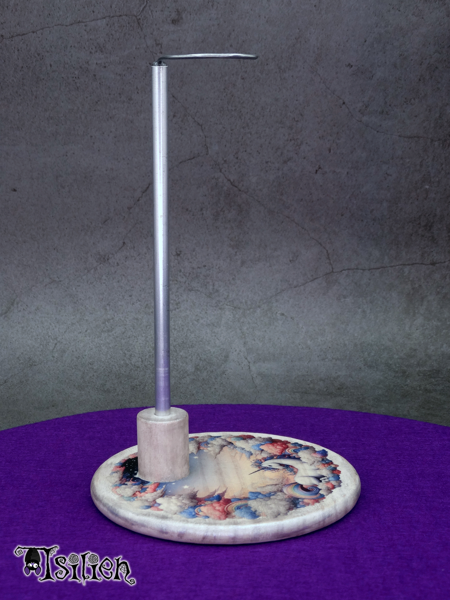 Peana de madera para muñecas Blythe (y muñecas similares, escala 1/6), con ilustración de unicornio entre nubes. Con efecto envejecido y plata metalizado.
