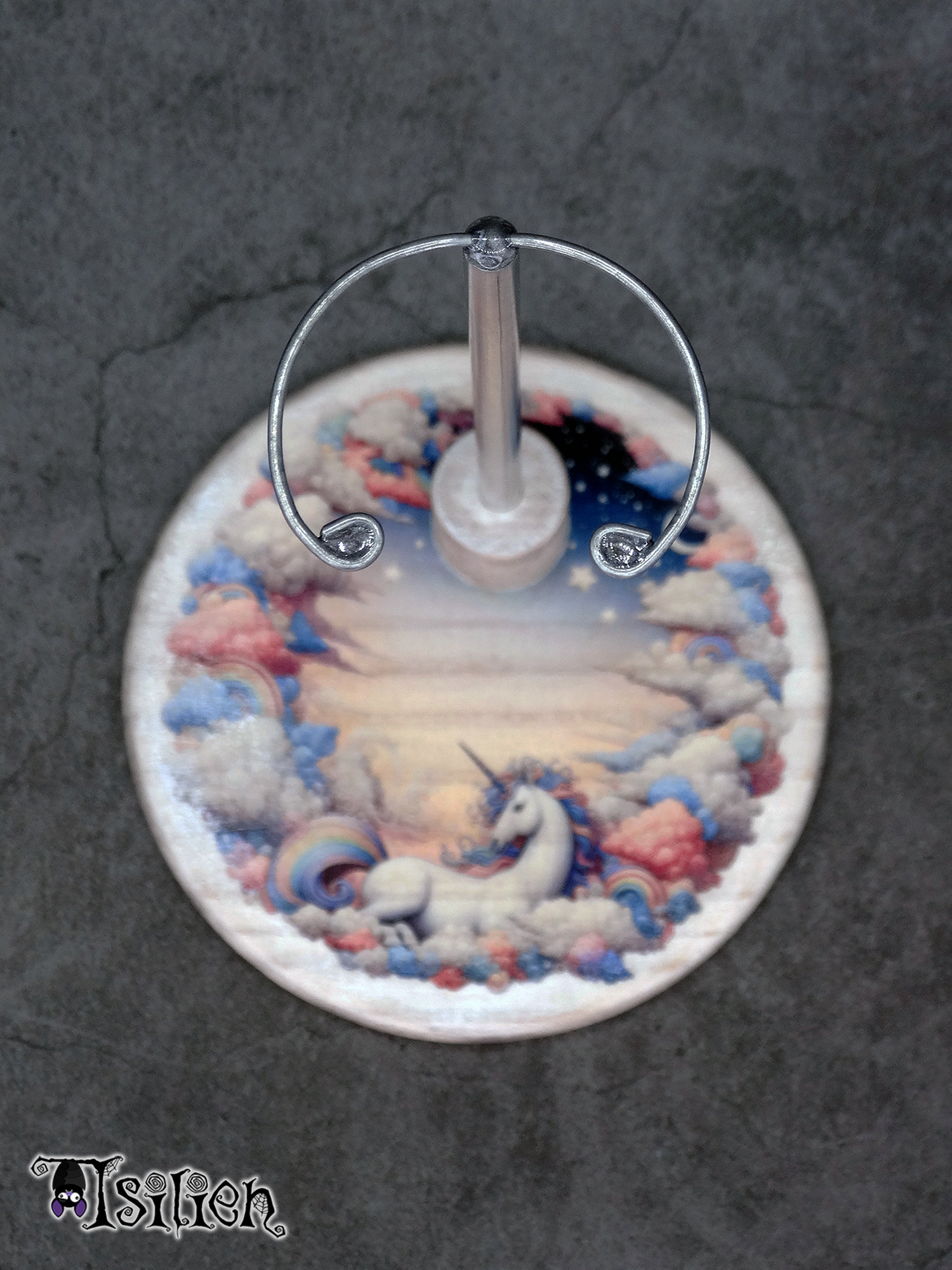 Peana de madera para muñecas Blythe (y muñecas similares, escala 1/6), con ilustración de unicornio entre nubes. Con efecto envejecido y plata metalizado.