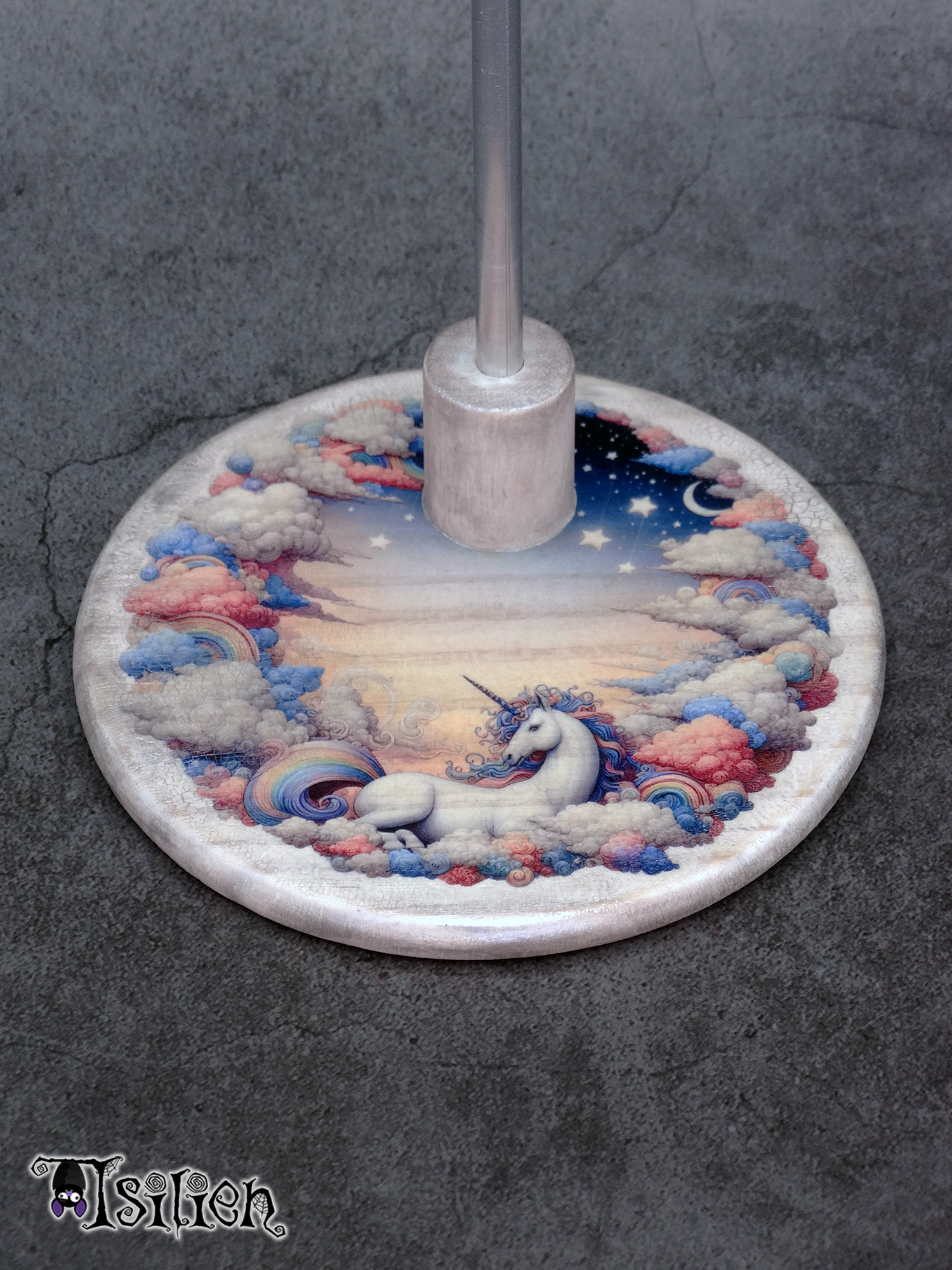 Peana de madera para muñecas Blythe (y muñecas similares, escala 1/6), con ilustración de unicornio entre nubes. Con efecto envejecido y plata metalizado.