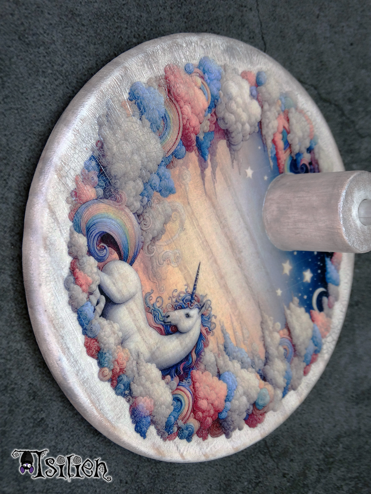 Peana de madera para muñecas Blythe (y muñecas similares, escala 1/6), con ilustración de unicornio entre nubes. Con efecto envejecido y plata metalizado.