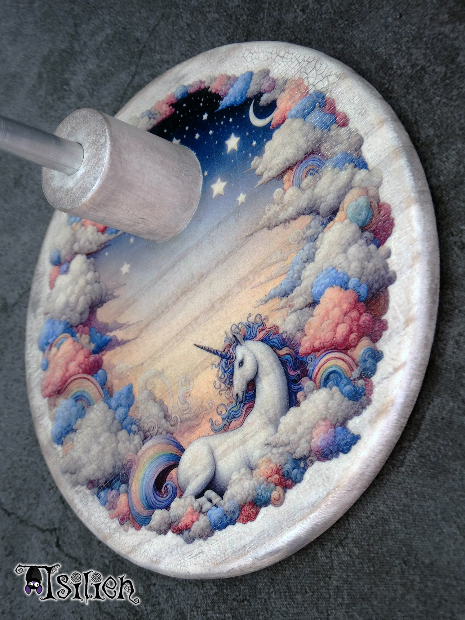 Peana de madera para muñecas Blythe (y muñecas similares, escala 1/6), con ilustración de unicornio entre nubes. Con efecto envejecido y plata metalizado.