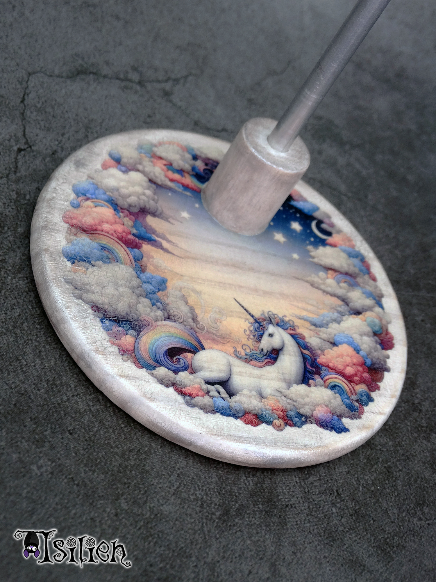 Peana de madera para muñecas Blythe (y muñecas similares, escala 1/6), con ilustración de unicornio entre nubes. Con efecto envejecido y plata metalizado.
