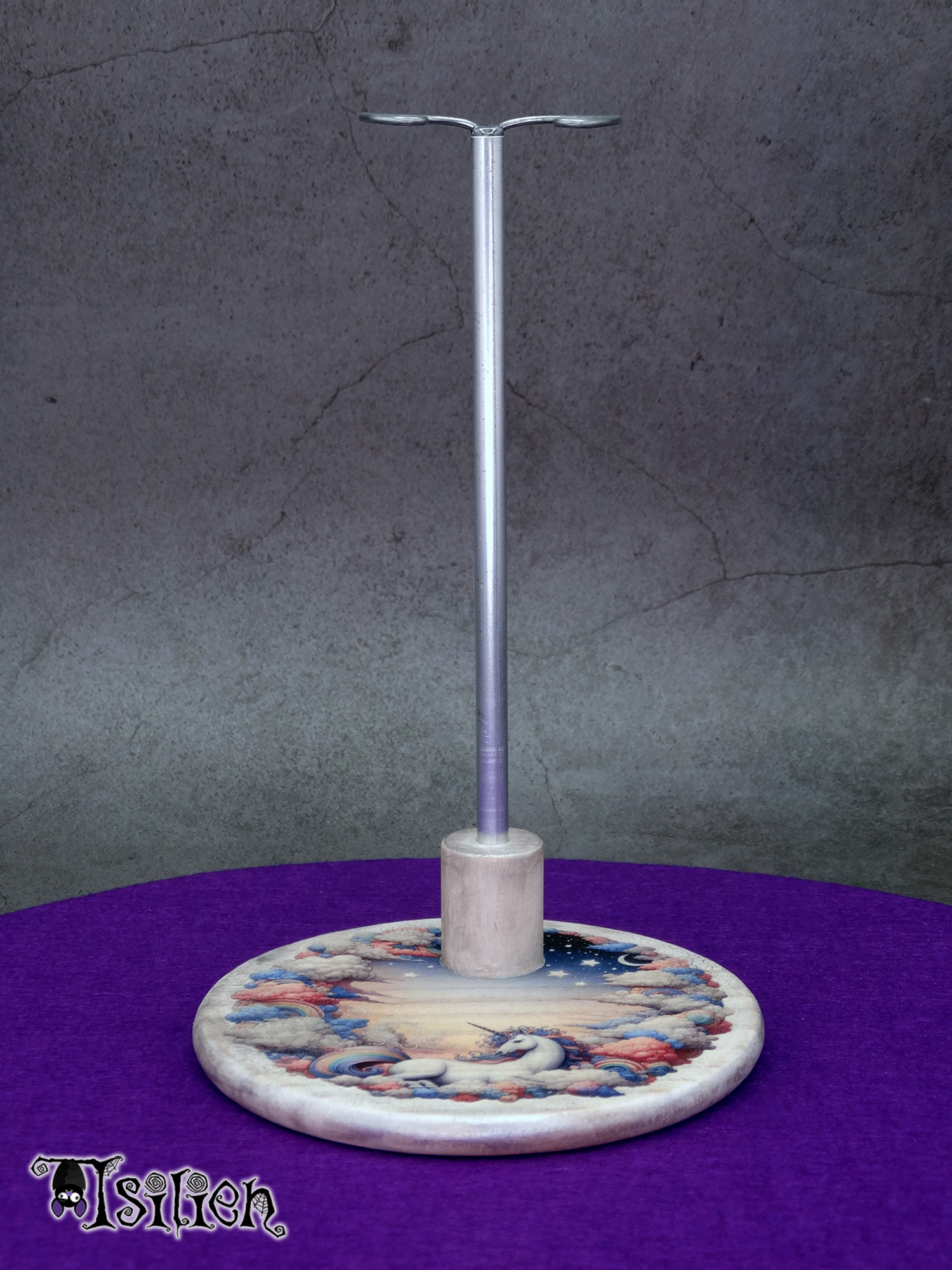 Peana de madera para muñecas Blythe (y muñecas similares, escala 1/6), con ilustración de unicornio entre nubes. Con efecto envejecido y plata metalizado.