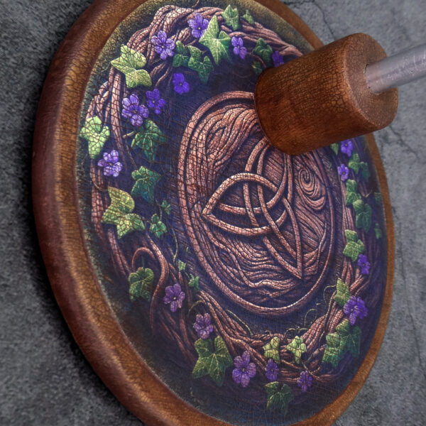 Peana de madera para muñecas Blythe (y muñecas similares, escala 1/6), con ilustración de triqueta celta. Con efecto envejecido.