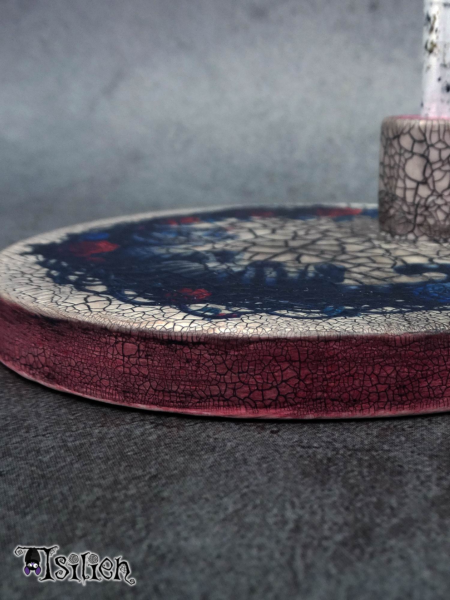 Peana de madera para muñecas Blythe (y muñecas similares, escala 1/6), con ilustración del gato de Cheshire (Alicia en el País de las Maravillas). Con efecto envejecido.