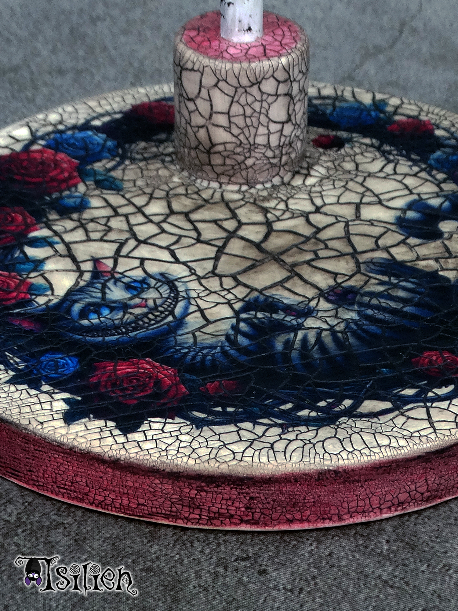 Peana de madera para muñecas Blythe (y muñecas similares, escala 1/6), con ilustración del gato de Cheshire (Alicia en el País de las Maravillas). Con efecto envejecido.