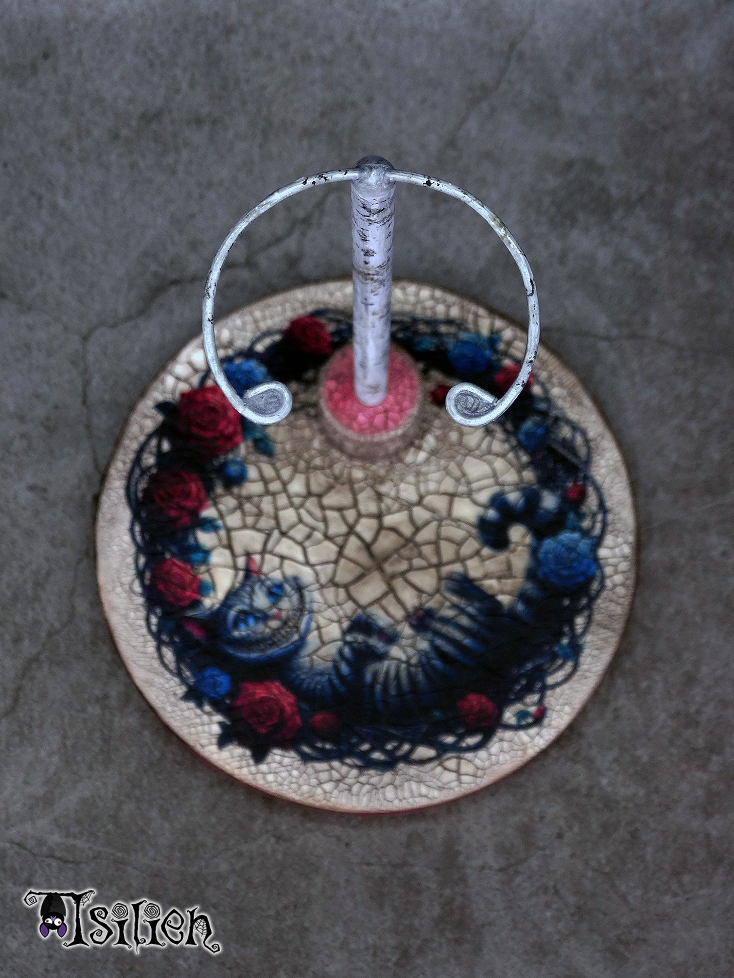 Peana de madera para muñecas Blythe (y muñecas similares, escala 1/6), con ilustración del gato de Cheshire (Alicia en el País de las Maravillas). Con efecto envejecido.