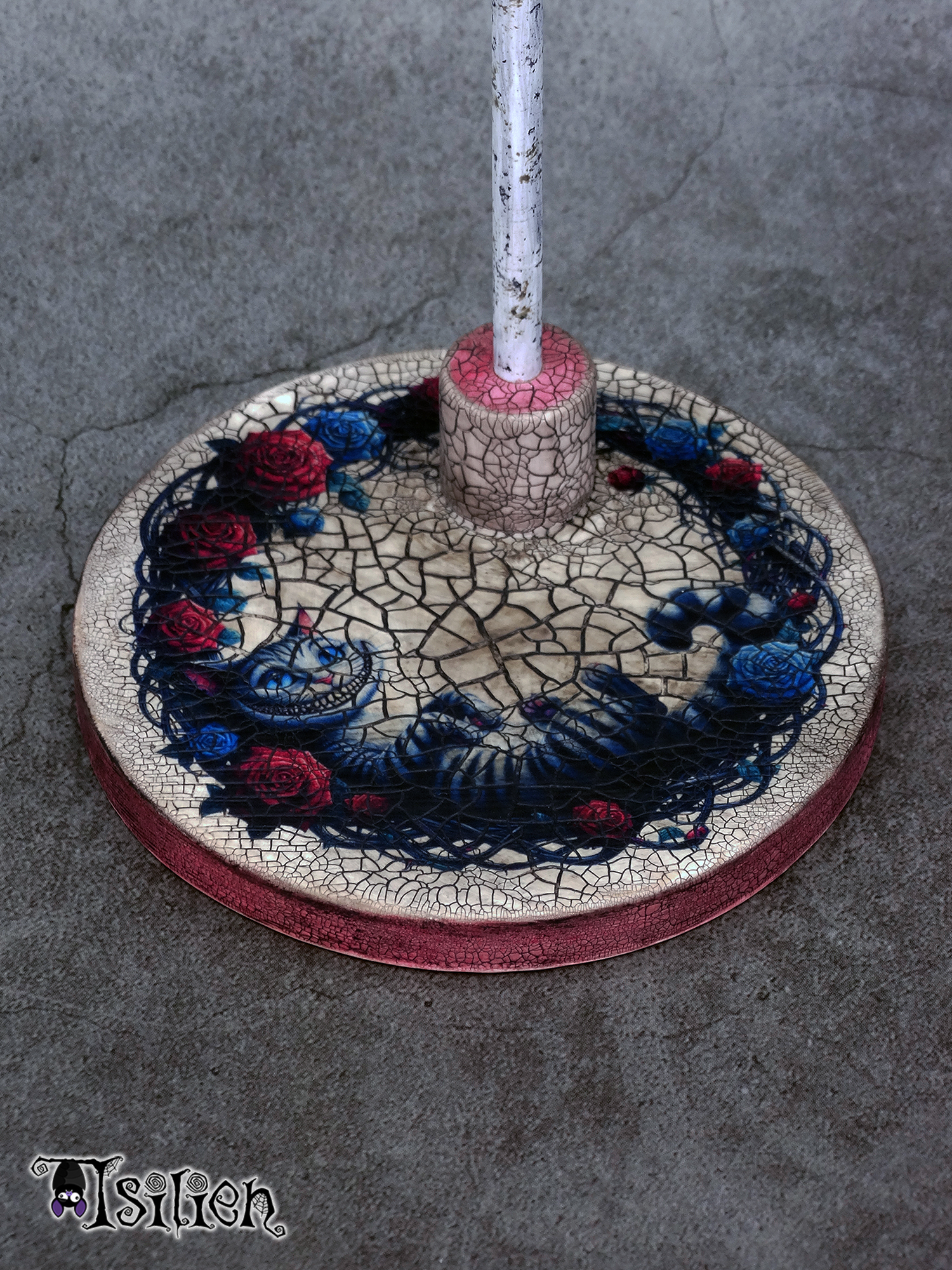 Peana de madera para muñecas Blythe (y muñecas similares, escala 1/6), con ilustración del gato de Cheshire (Alicia en el País de las Maravillas). Con efecto envejecido.