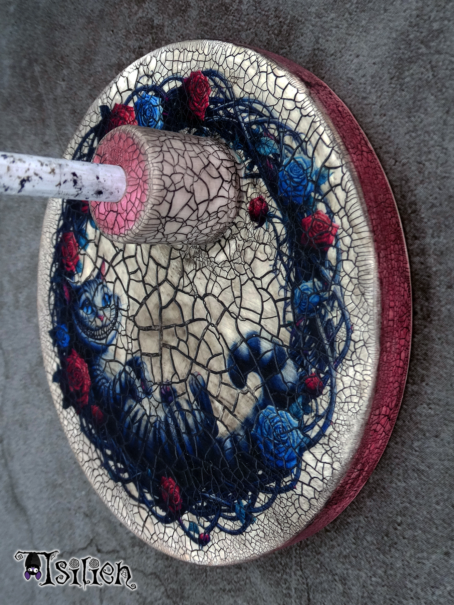 Peana de madera para muñecas Blythe (y muñecas similares, escala 1/6), con ilustración del gato de Cheshire (Alicia en el País de las Maravillas). Con efecto envejecido.