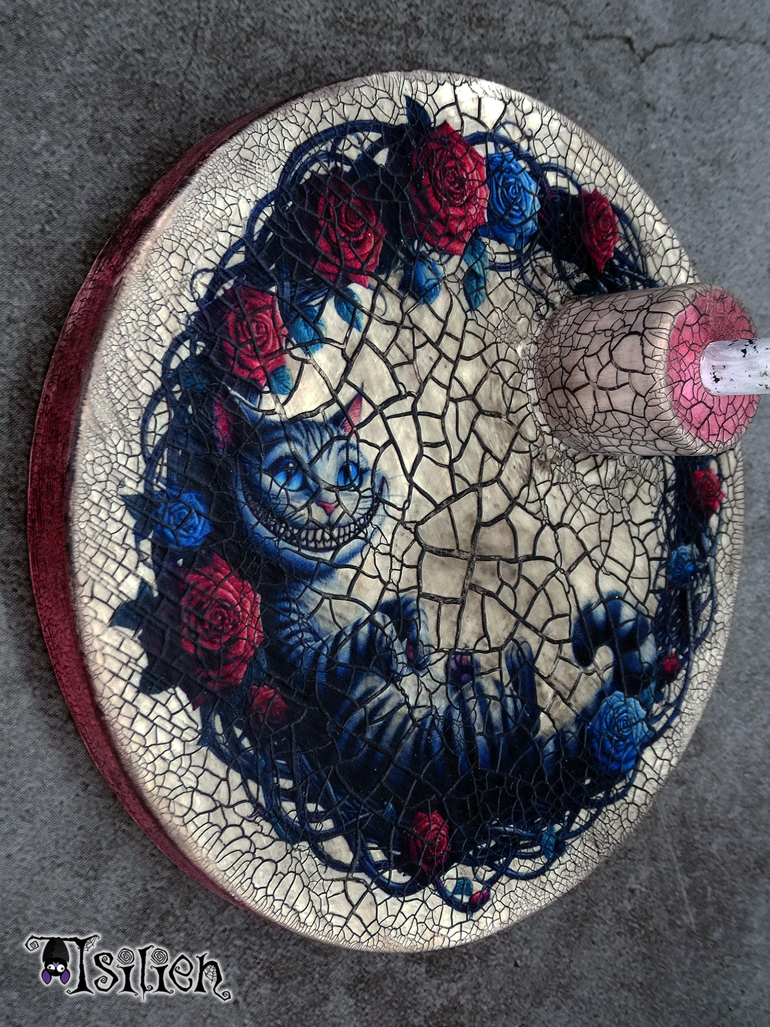 Peana de madera para muñecas Blythe (y muñecas similares, escala 1/6), con ilustración del gato de Cheshire (Alicia en el País de las Maravillas). Con efecto envejecido.